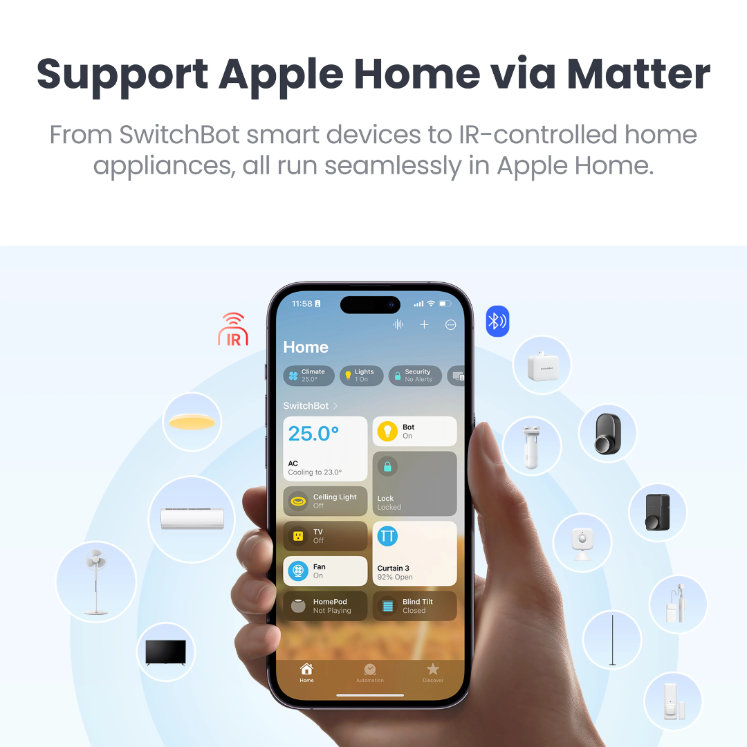 Una mano sosteniendo un teléfono que muestra controles de Apple Home. Son visibles iconos de luces, clima y seguridad. El fondo tiene dispositivos domésticos inteligentes.