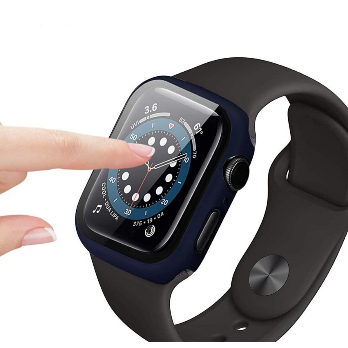 Une Apple Watch affiche des informations. Un doigt touche l'écran. La montre est noire avec un cadre bleu, sur un bracelet noir.