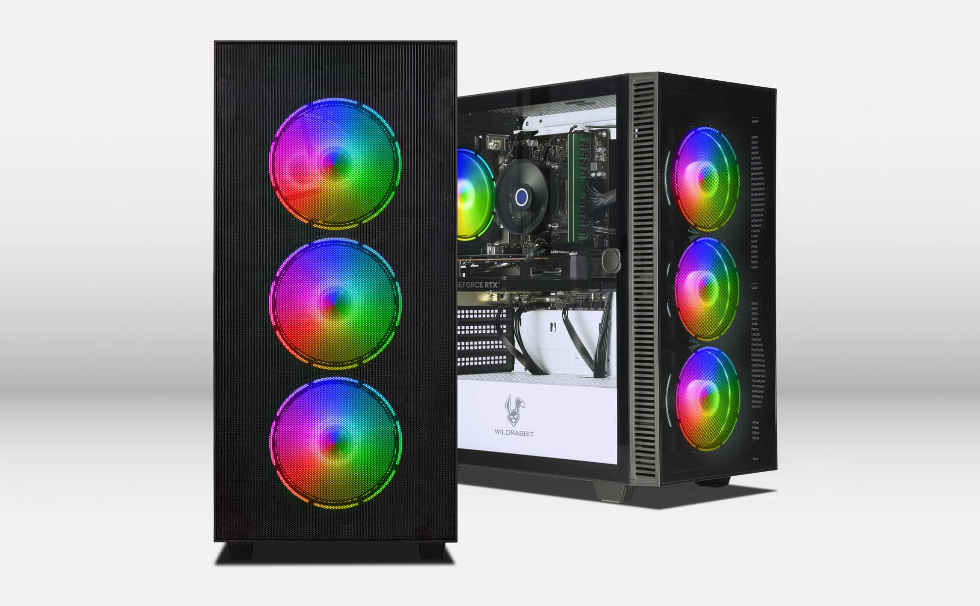Zwei schwarze Computergehäuse mit RGB-Lüftern. Eines ist offen und zeigt die inneren Komponenten. Die Lüfter zeigen Regenbogenfarben.