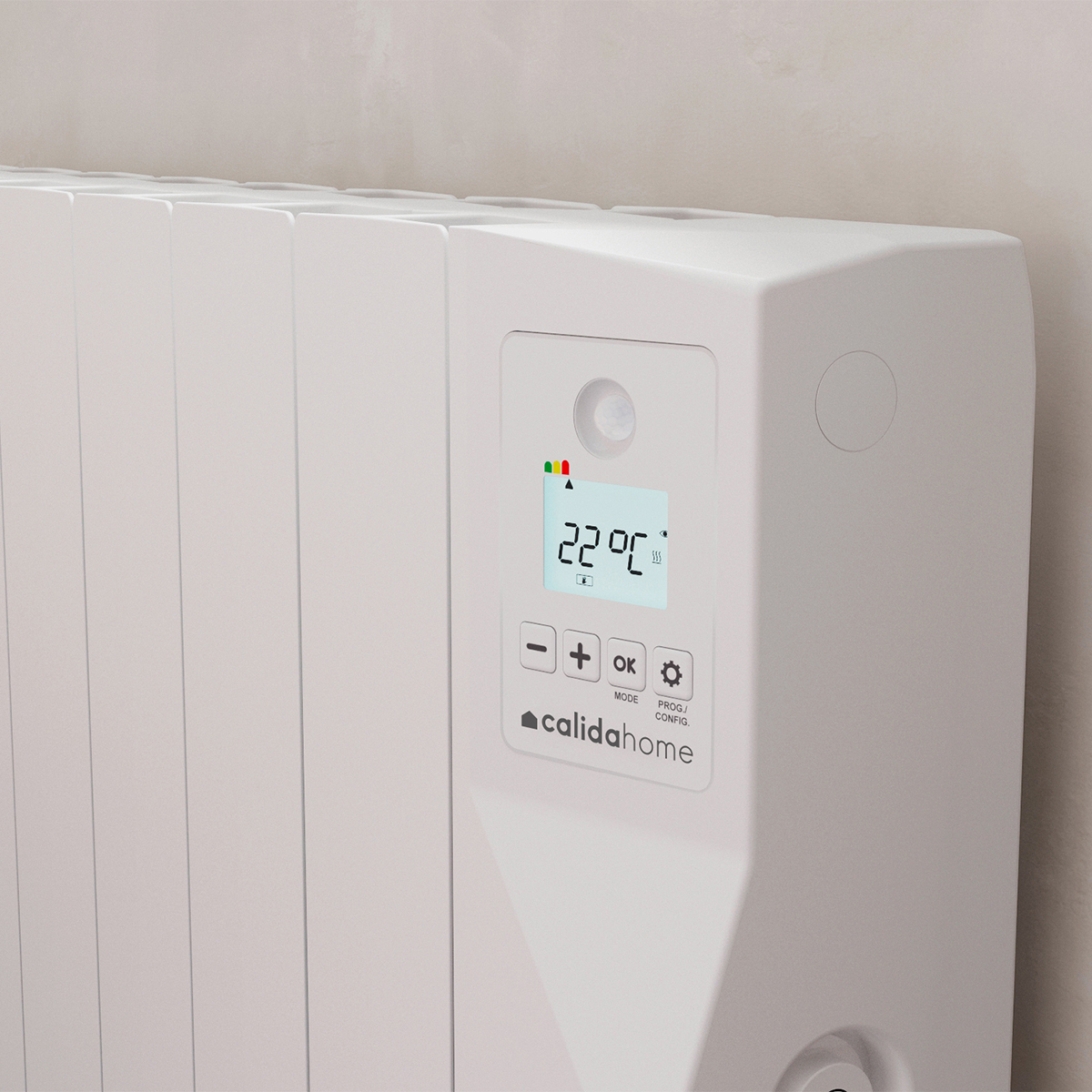 Un calefactor eléctrico blanco Calida Home muestra 22°C en su pantalla. Los botones incluyen más, menos, OK y configuración. El fondo es una pared.