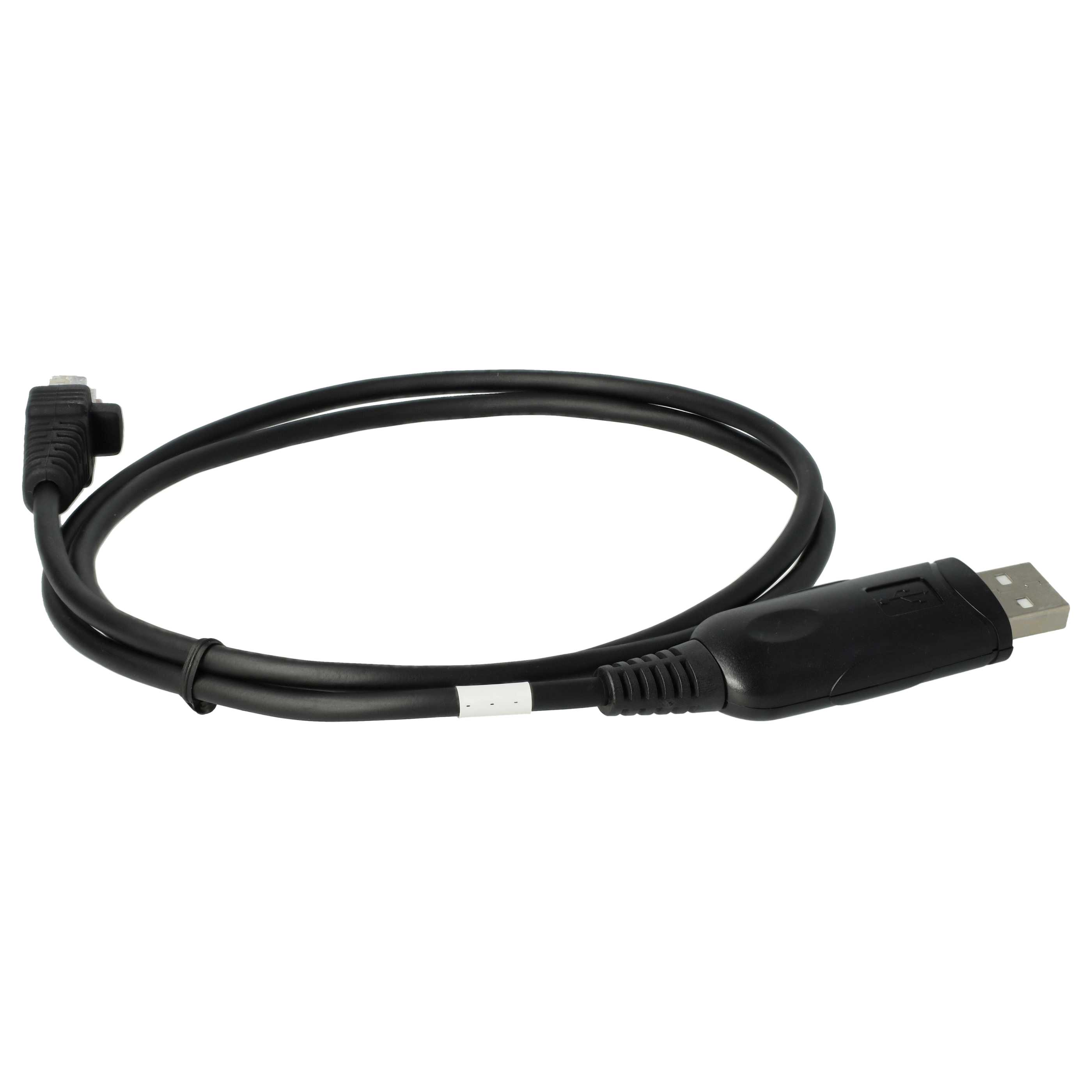Ein schwarzes USB-Kabel mit einem Stecker an einem Ende und einem USB-Anschluss am anderen Ende, weißer Hintergrund.