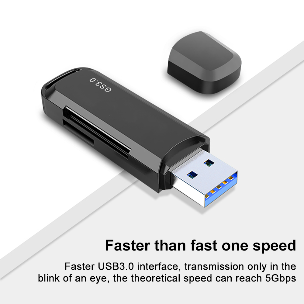 Schwarzer USB-Kartenleser mit Kappe, schräg auf weißem Hintergrund. USB 3.0-Schnittstelle für schnellen Datentransfer.