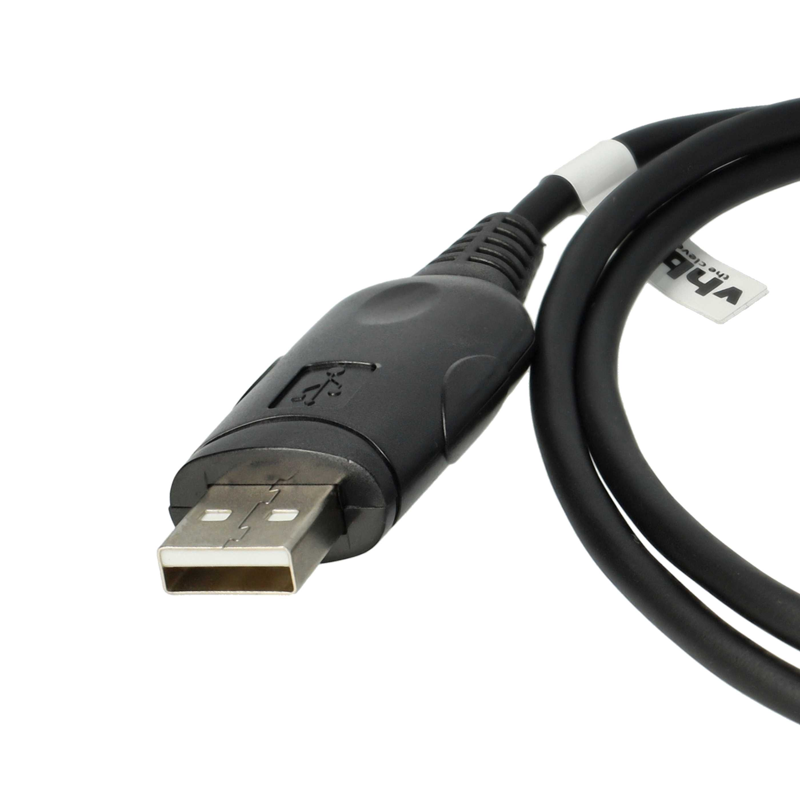 Nahaufnahme eines schwarzen USB-Kabels, Stecker nach vorne. Ein Etikett ist auf dem Kabel sichtbar.