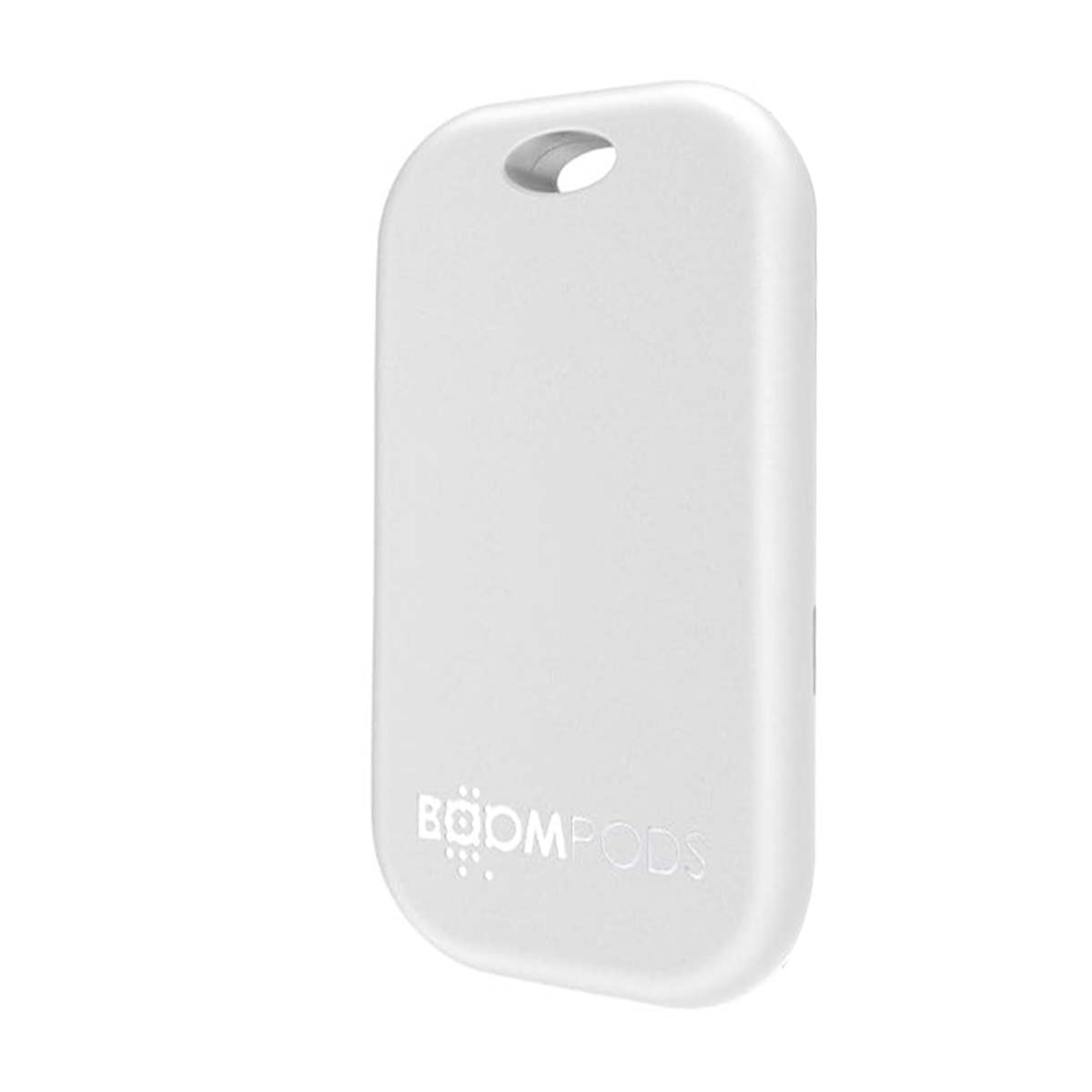 Un dispositivo bianco, oblungo, con bordi arrotondati. Ha un piccolo foro in alto e la scritta 'BOOMPODS' in basso.