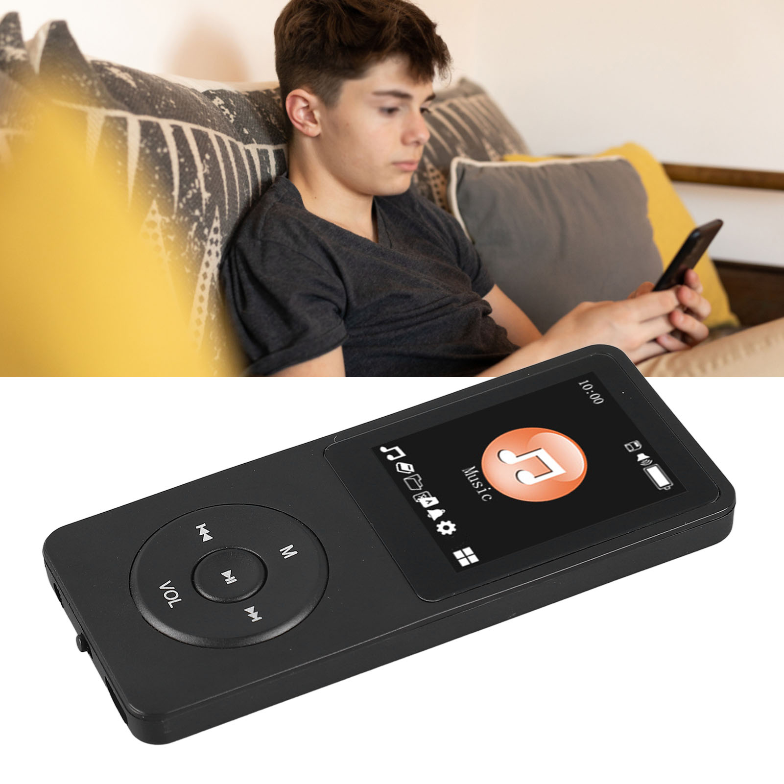 Ein Teenager auf einer Couch hält ein Telefon. Ein schwarzer MP3-Player im Vordergrund zeigt eine Musikoberfläche mit Notensymbol.