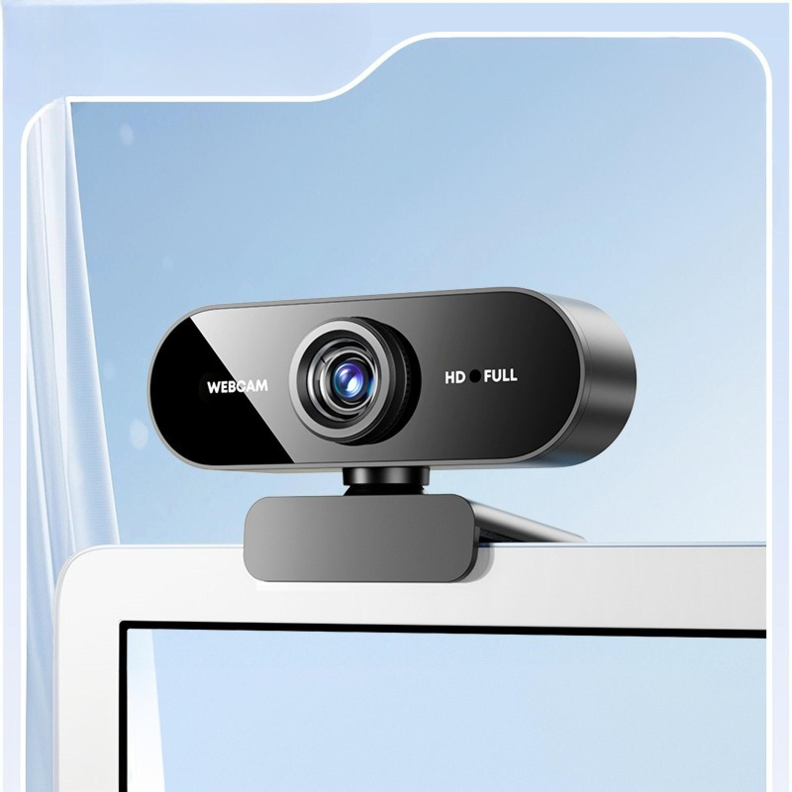 Eine schwarze Webcam mit Objektiv, beschriftet mit 'WEBAM', 'HD FULL', auf einem Laptop montiert. Blauer und weißer Hintergrund.