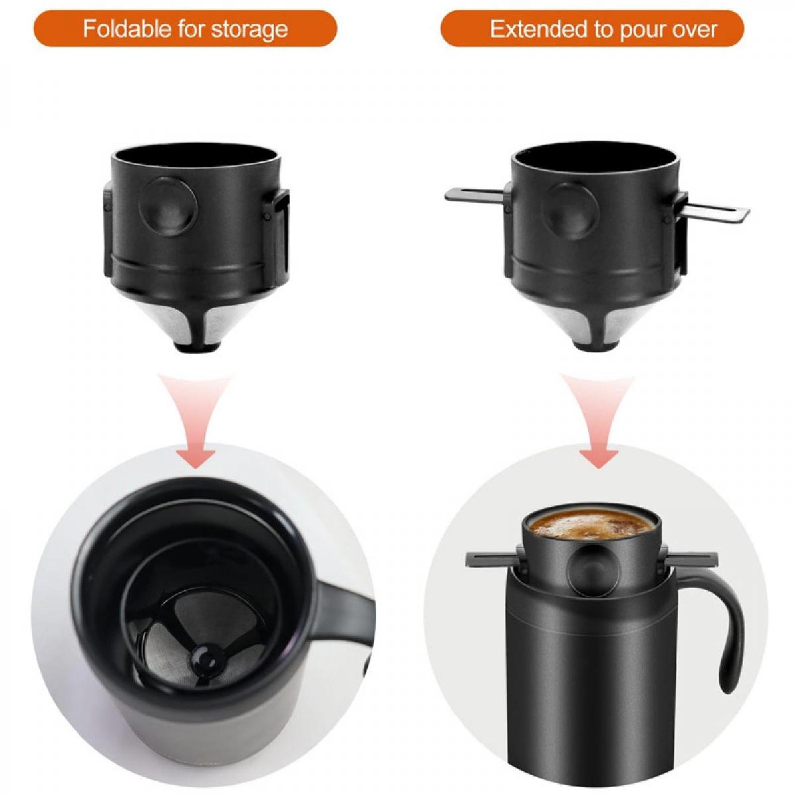 Ein Kaffee-Pour-Over-Gerät, das gefaltet und ausgefahren dargestellt wird, mit einer Tasse und einem Becher. Das Gerät ist schwarz mit einem orangefarbenen Etikett.