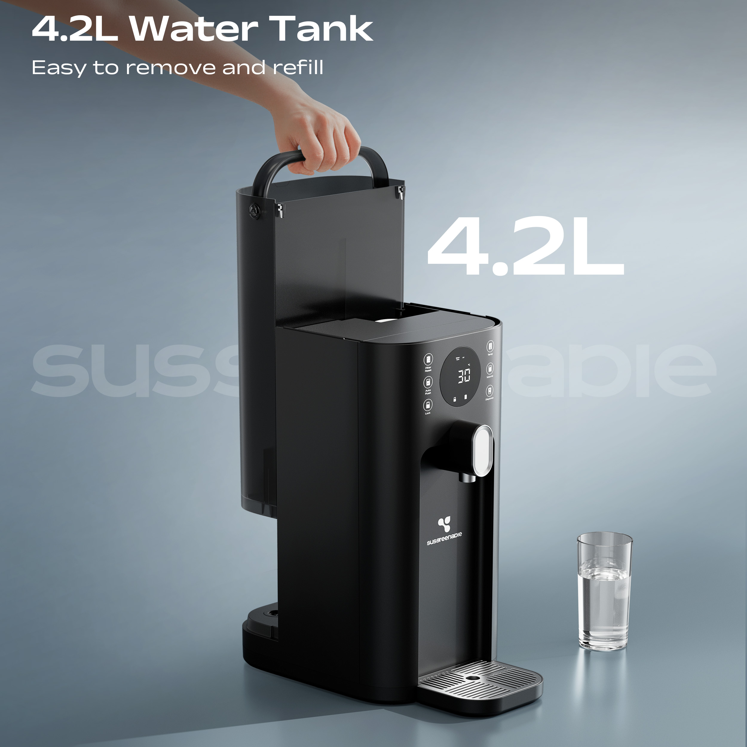 Ein schwarzer Wasserspender mit einem 4,2-Liter-Tank. Eine Hand hält den Tank. Ein Glas Wasser steht daneben.