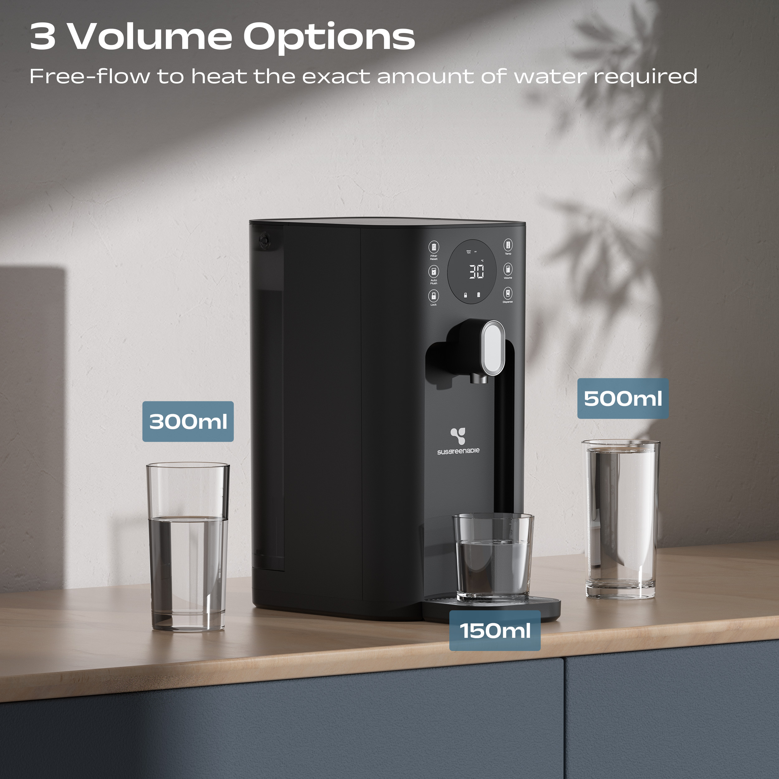 Ein schwarzer Wasserspender mit drei Volumenoptionen: 150 ml, 300 ml und 500 ml. Gläser sind mit Wasser gefüllt.