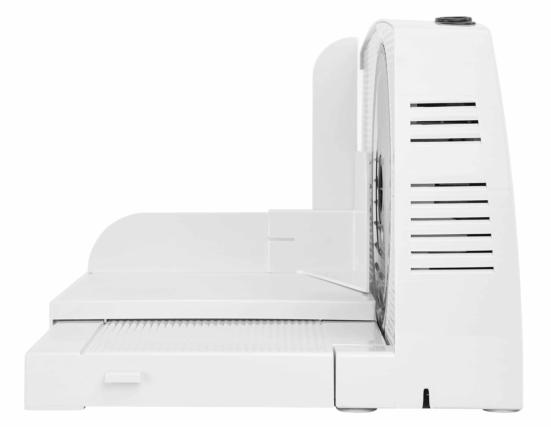 Biała elektryczna krajalnica do żywności. Posiada osłonę ostrza, wózek na żywność i podstawę. Bok ma poziome otwory wentylacyjne.