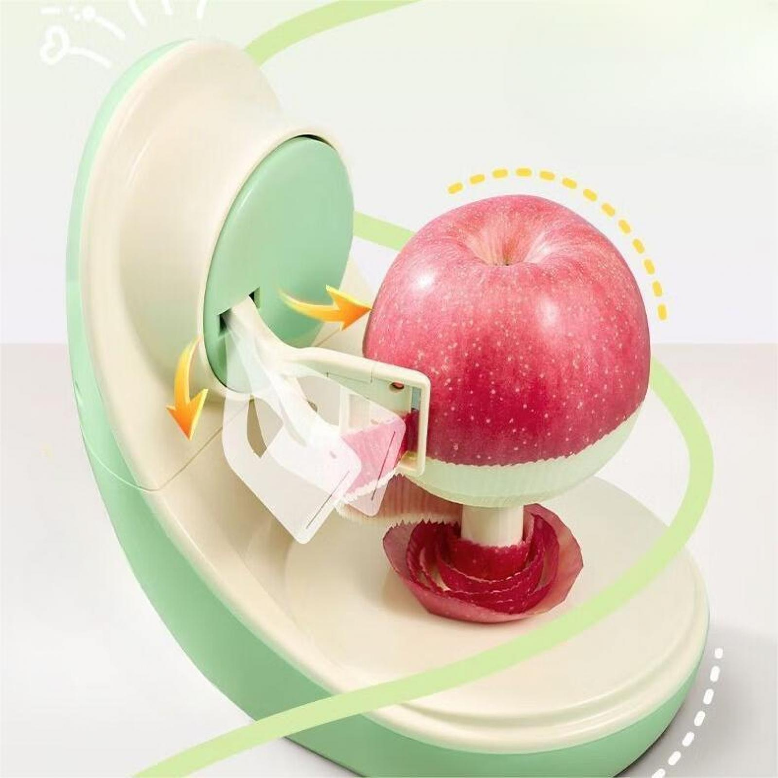 Ein Apfelschäler mit einem roten Apfel. Der Schäler ist grün und weiß, der Apfel wird geschält.