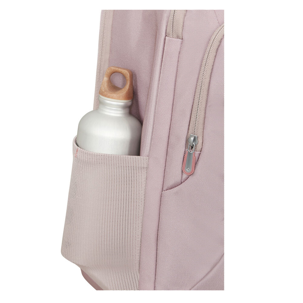 Nahaufnahme eines rosa Rucksacks mit einer Wasserflasche in der Seitentasche. Die Flasche ist silber, der Deckel aus Holz.