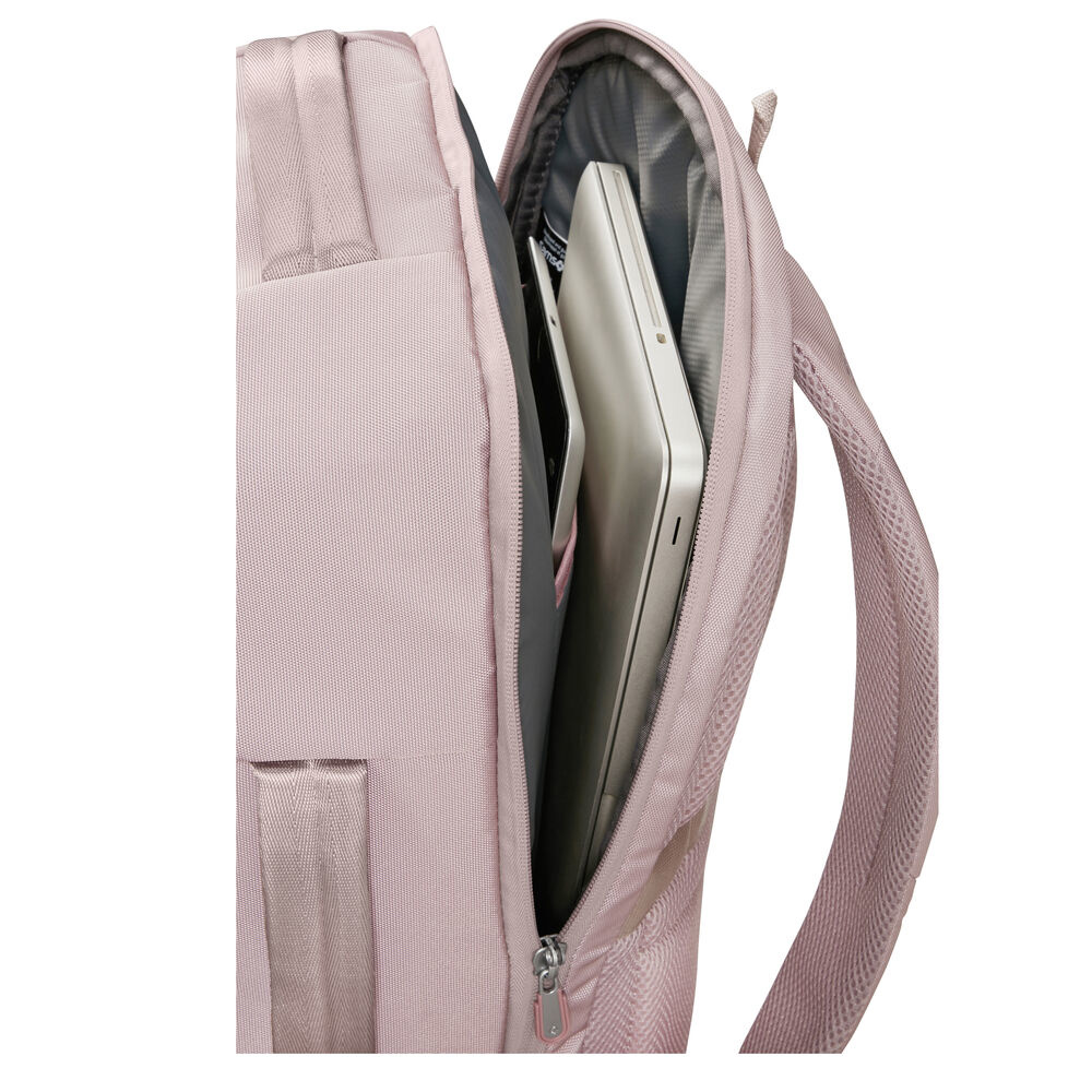 Ein pinkfarbener Rucksack ist geöffnet und zeigt einen Laptop und andere Gegenstände im Inneren. Der Gurt der Tasche ist sichtbar.