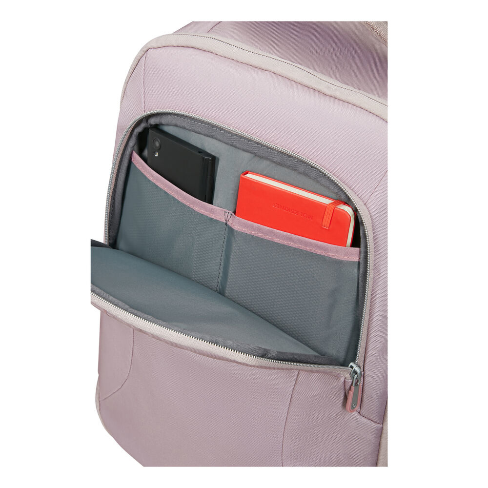 Ein lila Rucksack mit offener Tasche. Darin sind ein schwarzes Telefon und ein rotes Notizbuch zu sehen.