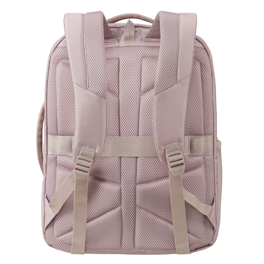 Nahaufnahme der Rückseite eines rosa Rucksacks. Er hat gepolsterte Gurte, eine Mesh-Rückwand, verstellbare Riemen und einen oberen Griff. Der Hintergrund ist weiß.