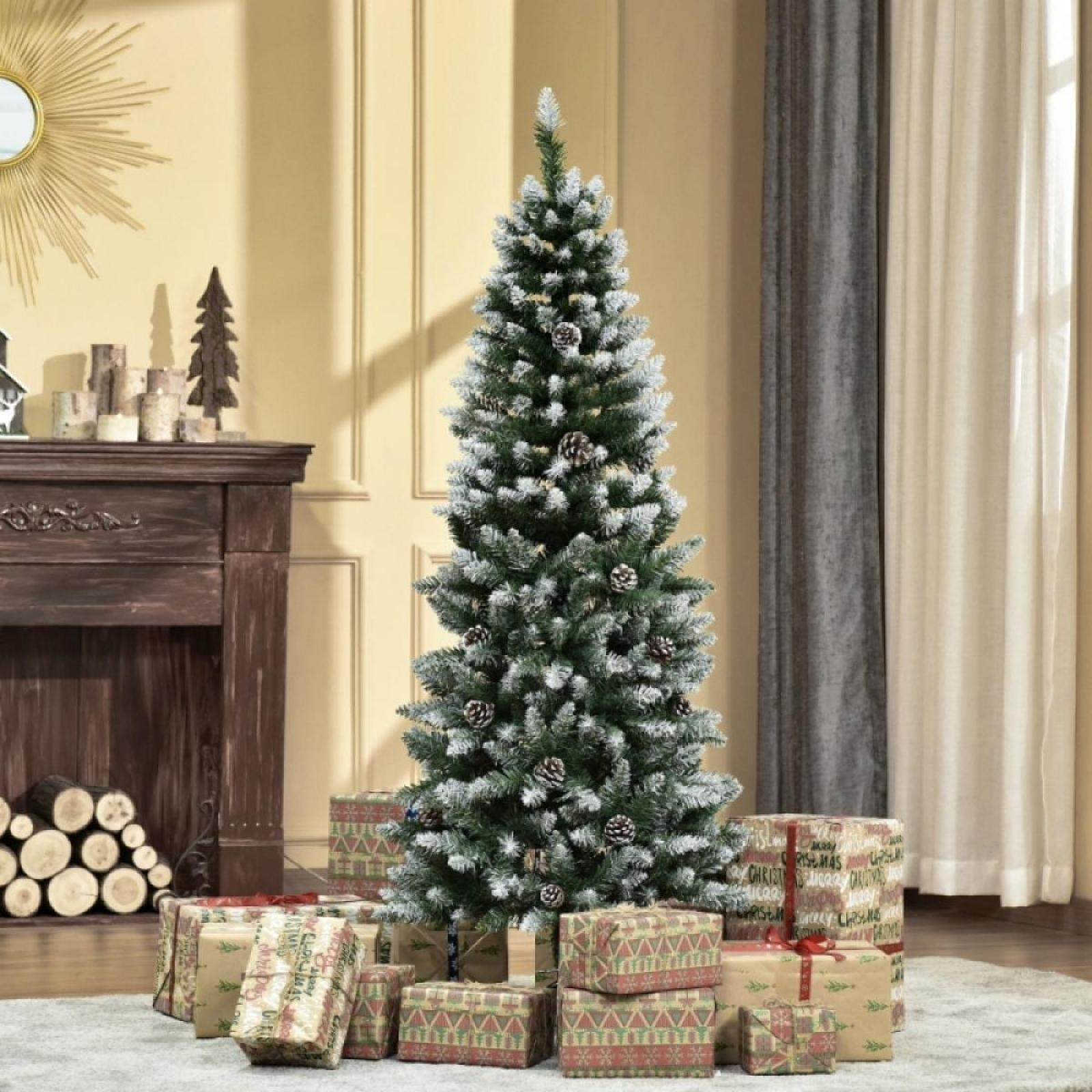 Ein geschmückter Weihnachtsbaum steht inmitten von verpackten Geschenken. Ein Kamin und Vorhänge sind im Hintergrund.