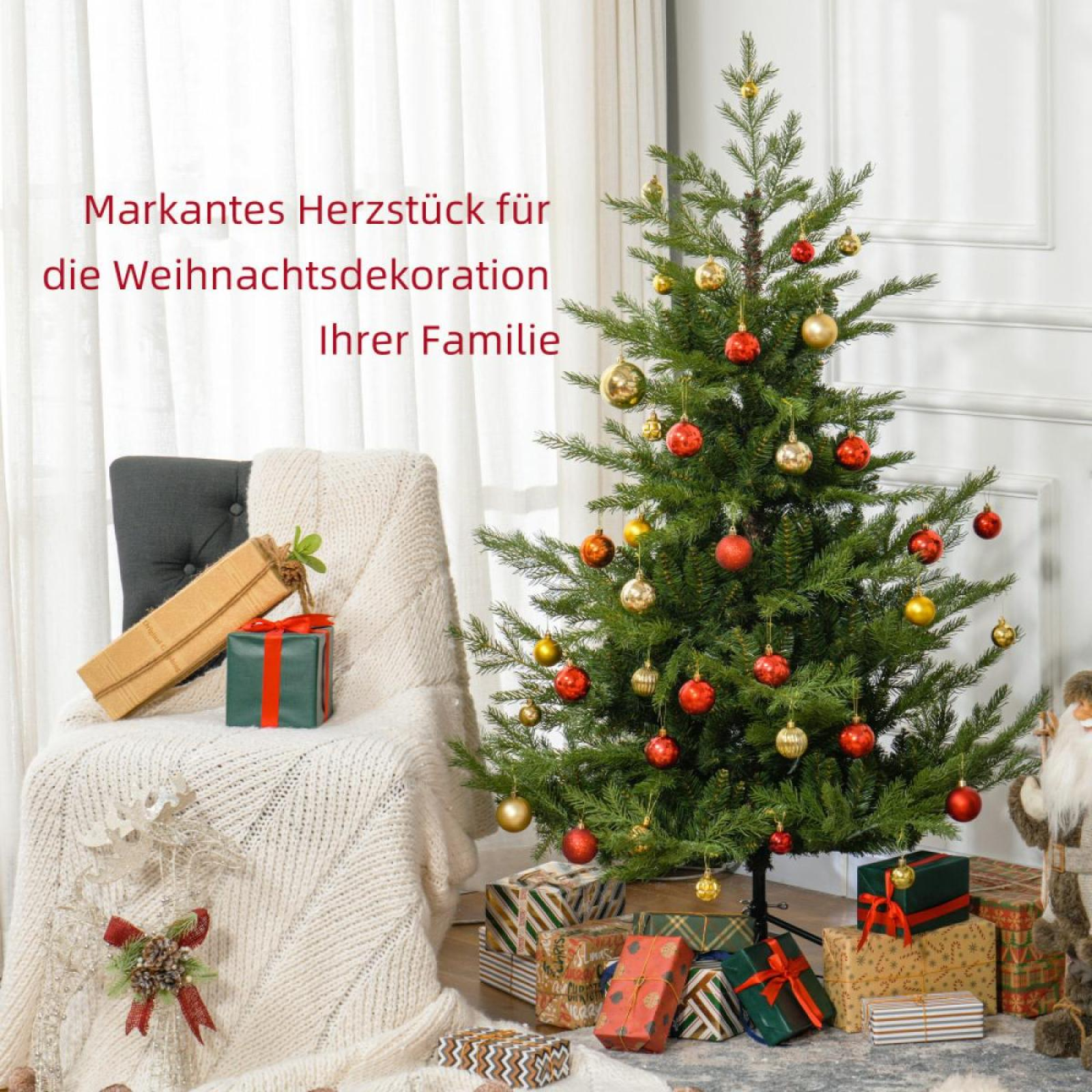 Ein geschmückter Weihnachtsbaum mit Ornamenten, Geschenken darunter und ein Stuhl mit Geschenken.