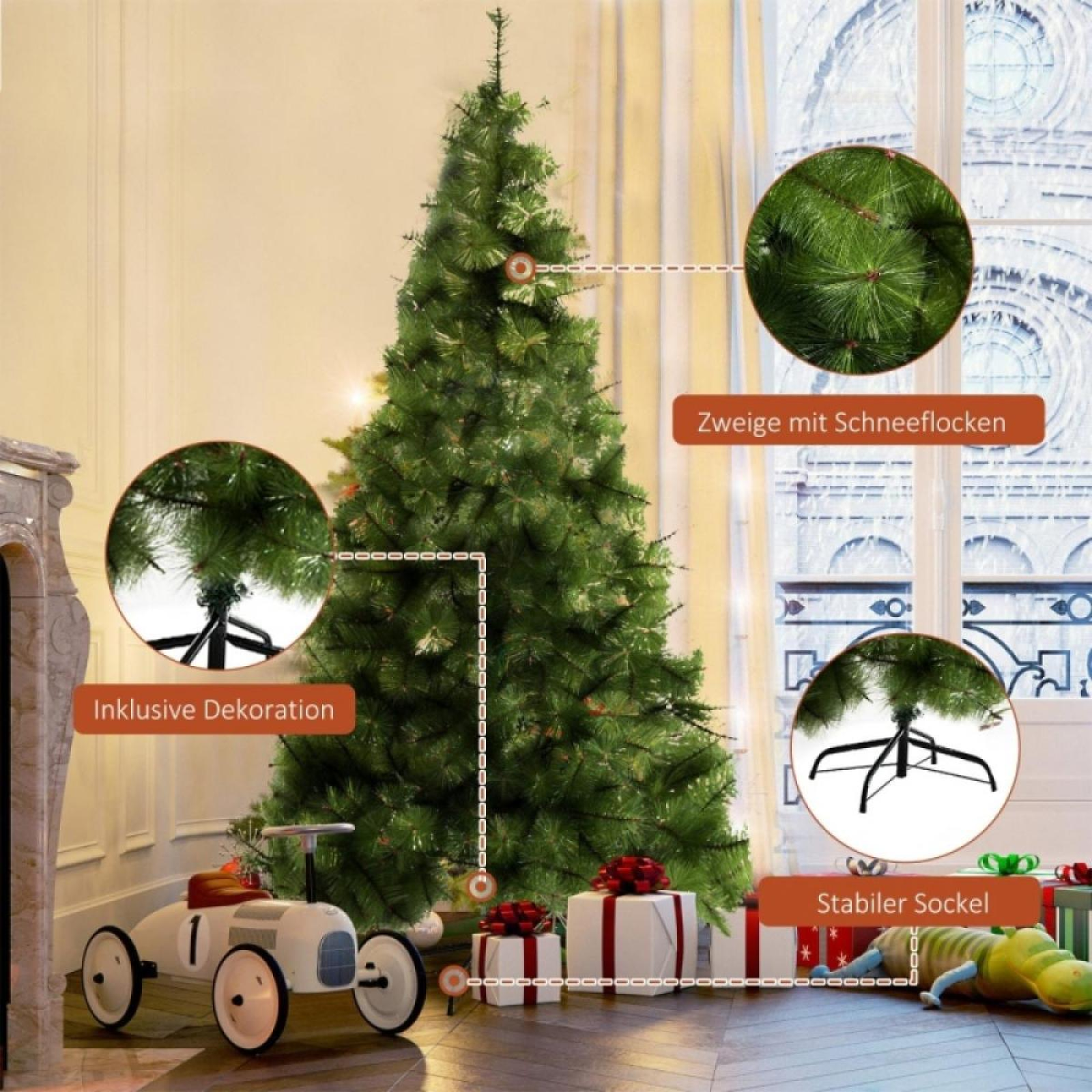 Ein grüner Weihnachtsbaum mit Geschenken, einem Spielzeugauto und einem Fenster im Hintergrund.