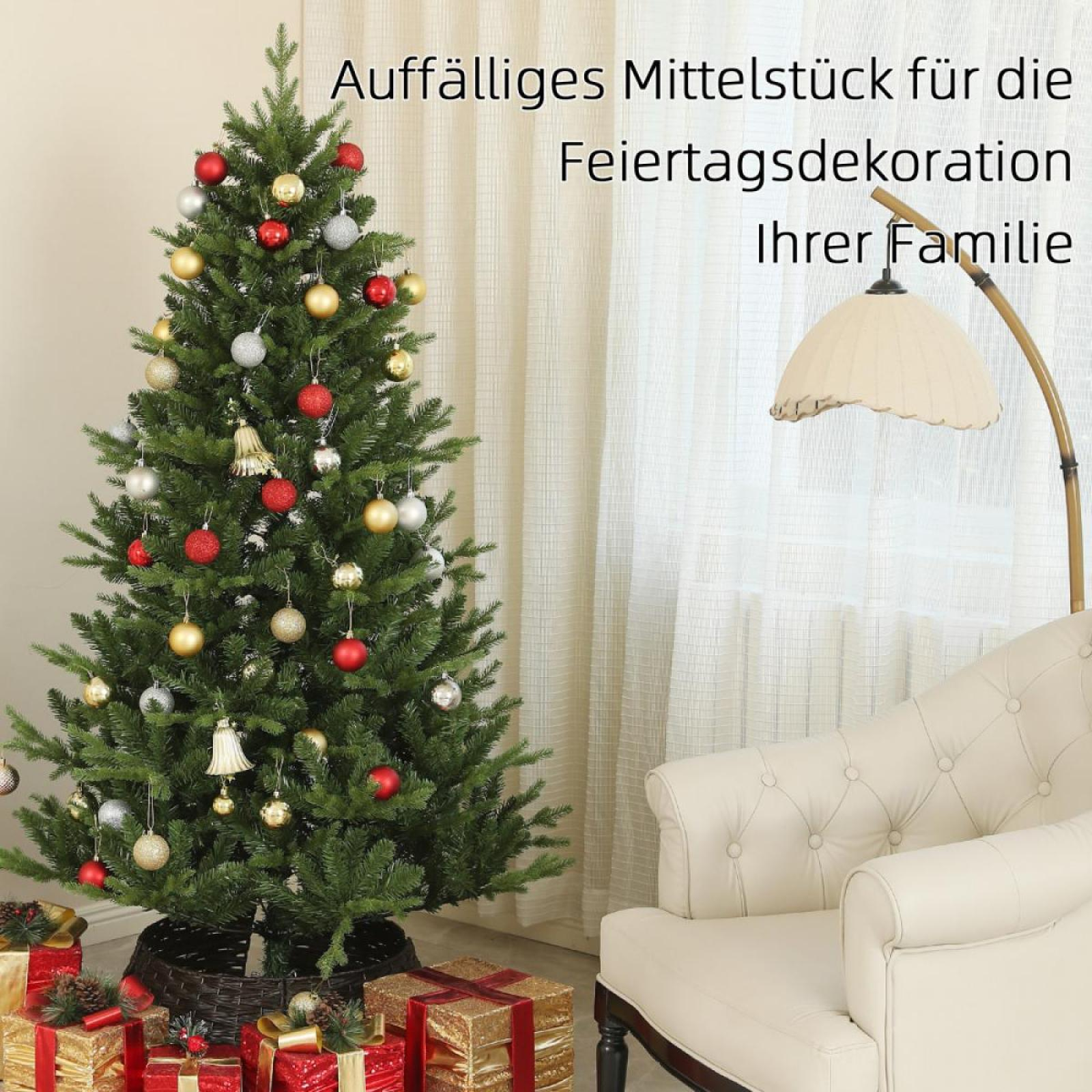 Ein geschmückter Weihnachtsbaum mit Ornamenten, Geschenken darunter und einem weißen Stuhl. Im Hintergrund befinden sich eine Lampe und Vorhänge.