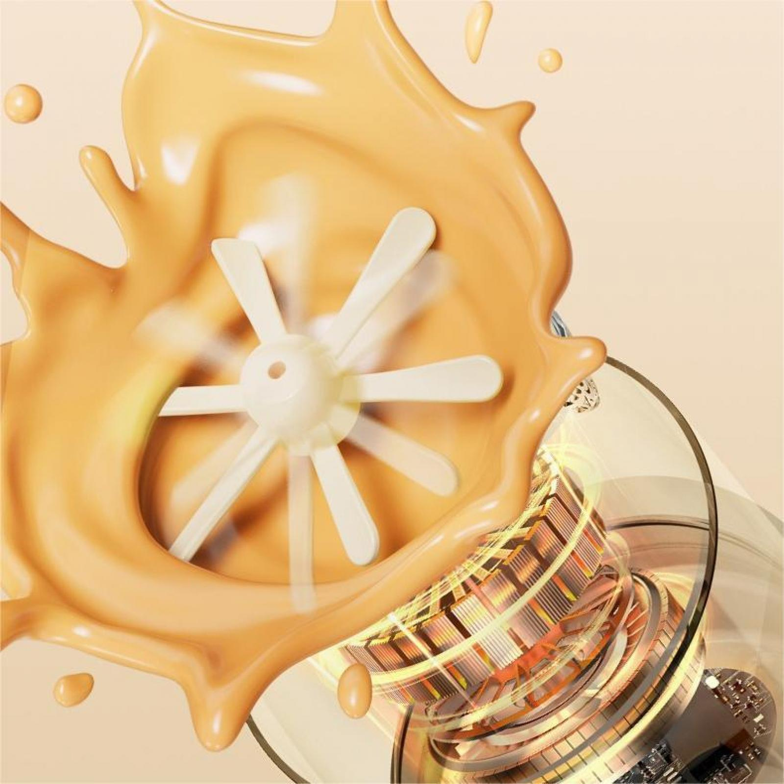 Ein cremefarbener Mixer mit weißem Messer mischt eine Flüssigkeit. Die Flüssigkeit spritzt und gibt das Innere frei.