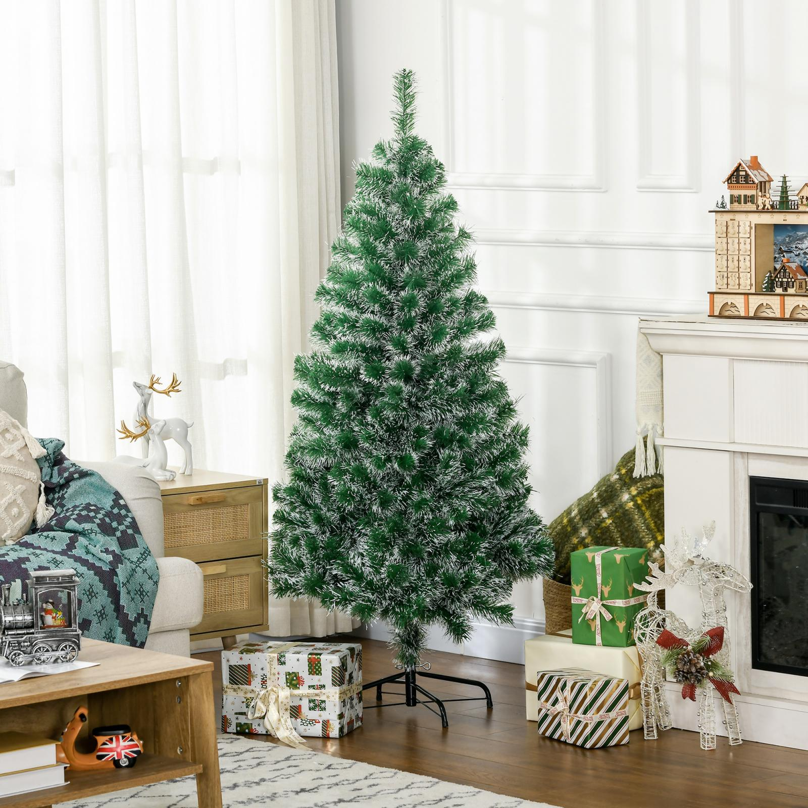 Ein dekorierter Weihnachtsbaum steht in einem dekorierten Raum mit Geschenken und Dekorationen.
