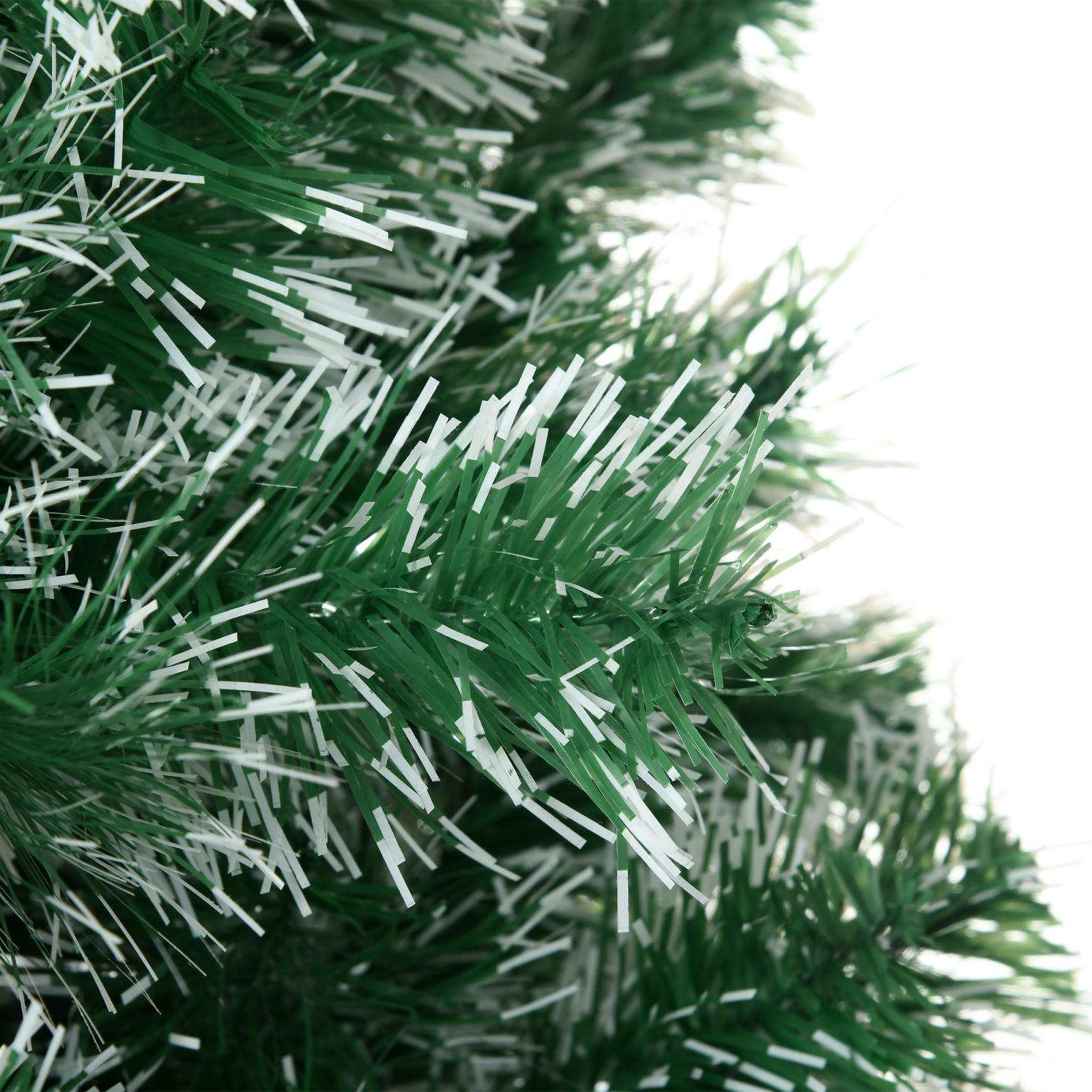 Eine Nahaufnahme zeigt einen künstlichen Weihnachtsbaum mit grünen und weißen Nadeln vor einem hellen Hintergrund.