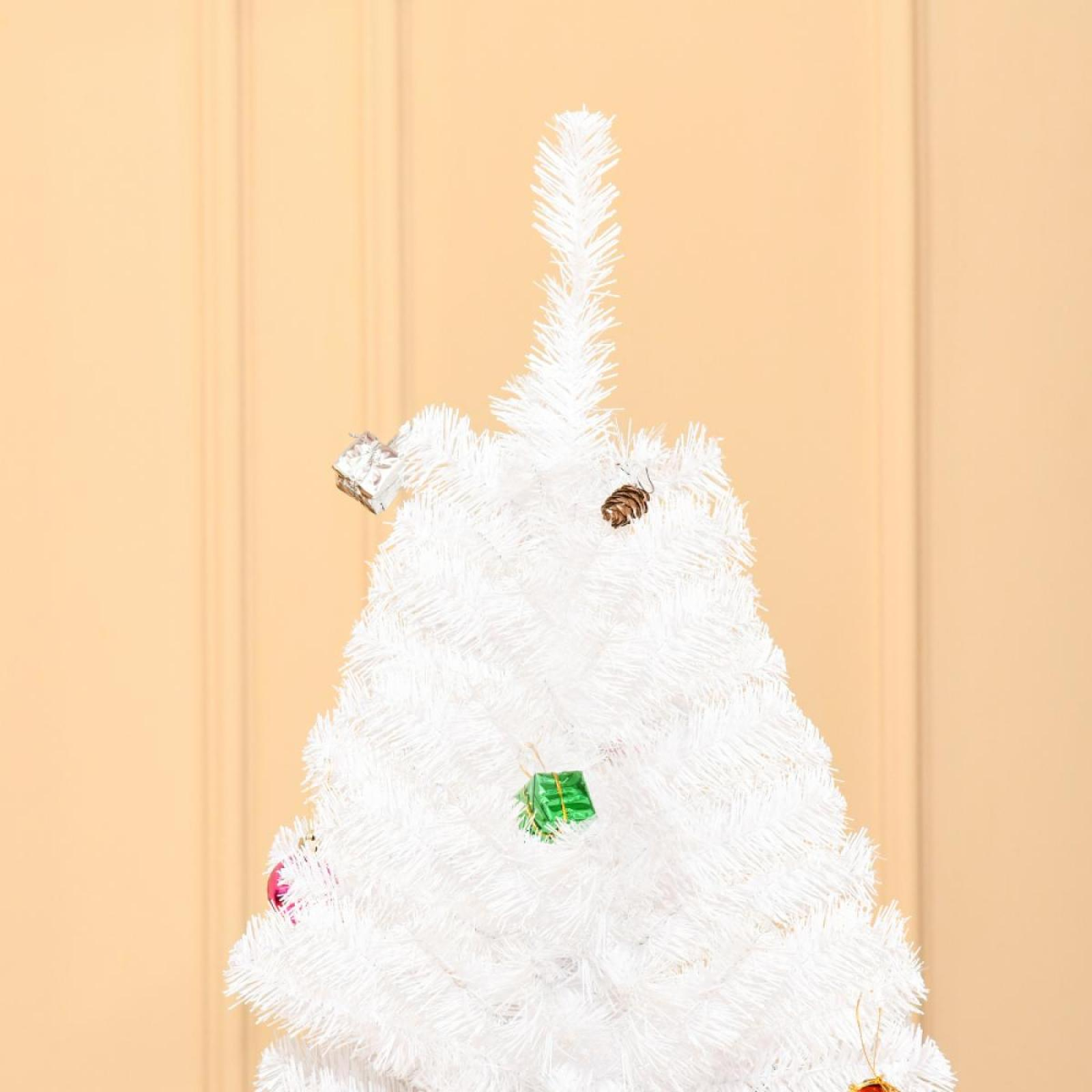 Weißer Weihnachtsbaum mit Ornamenten vor einer beigefarbenen Wand. Kleine Geschenke, ein Tannenzapfen und eine rote Kugel sind sichtbar.