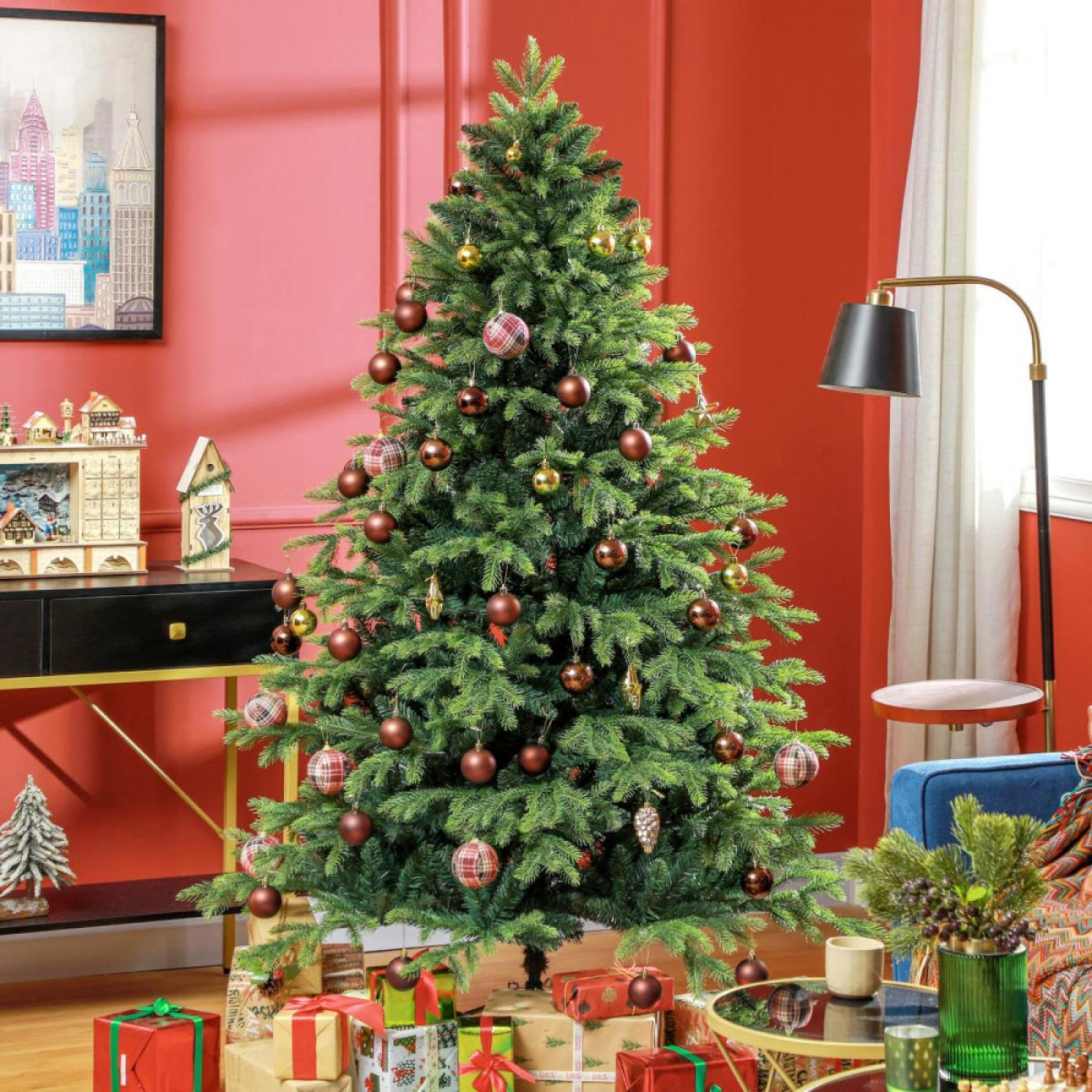 Ein geschmückter Weihnachtsbaum mit Ornamenten, Geschenken und einer roten Wand.