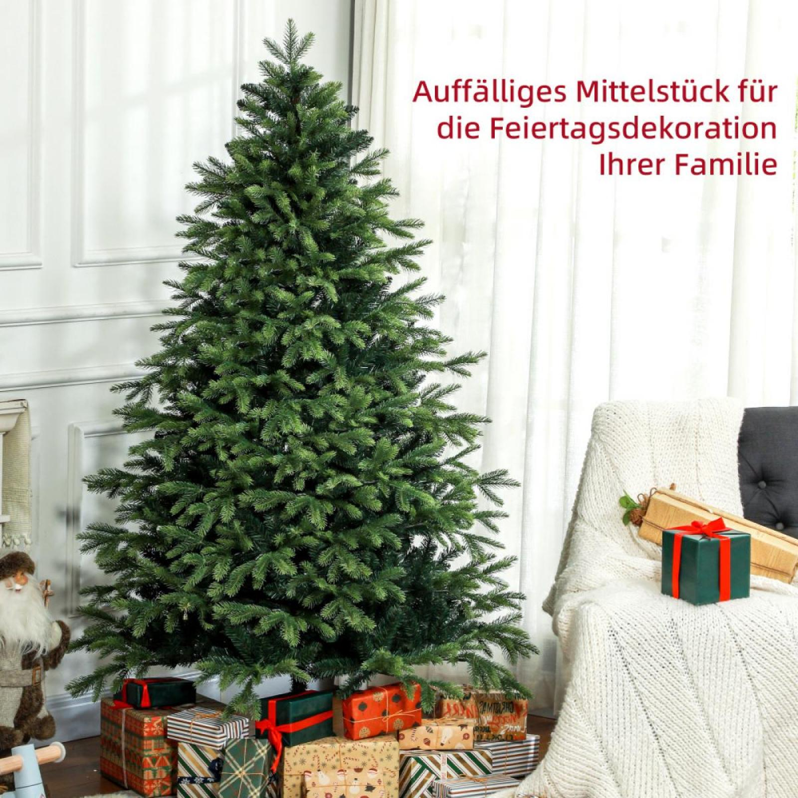 Ein geschmückter Weihnachtsbaum mit Geschenken darunter. Ein Stuhl mit Decke und Geschenken befindet sich rechts. Text auf Deutsch oben.