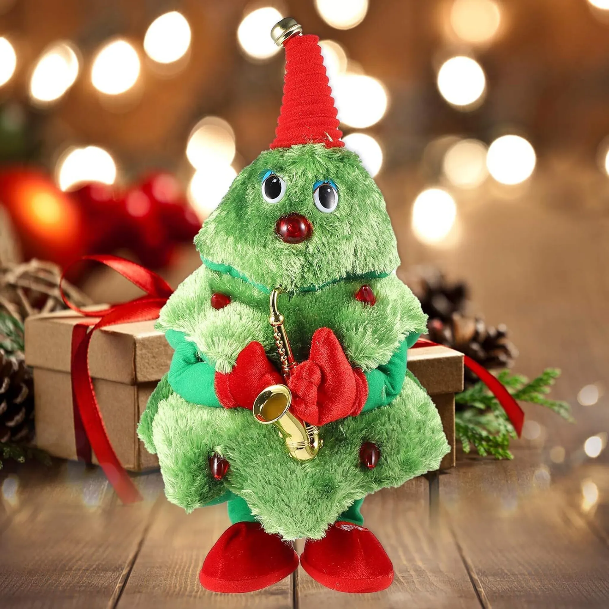 Eine grüne Weihnachtsbaumfigur mit roter Mütze, die ein Saxophon hält. Es steht vor einem verschwommenen Hintergrund.