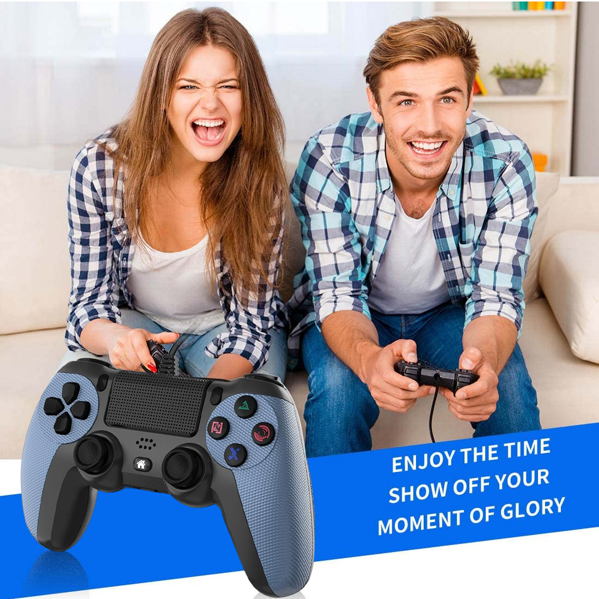 Ein Paar spielt ein Videospiel. Die Frau ist aufgeregt, der Mann lächelt. Vorne ist ein blau-schwarzer Gamecontroller.