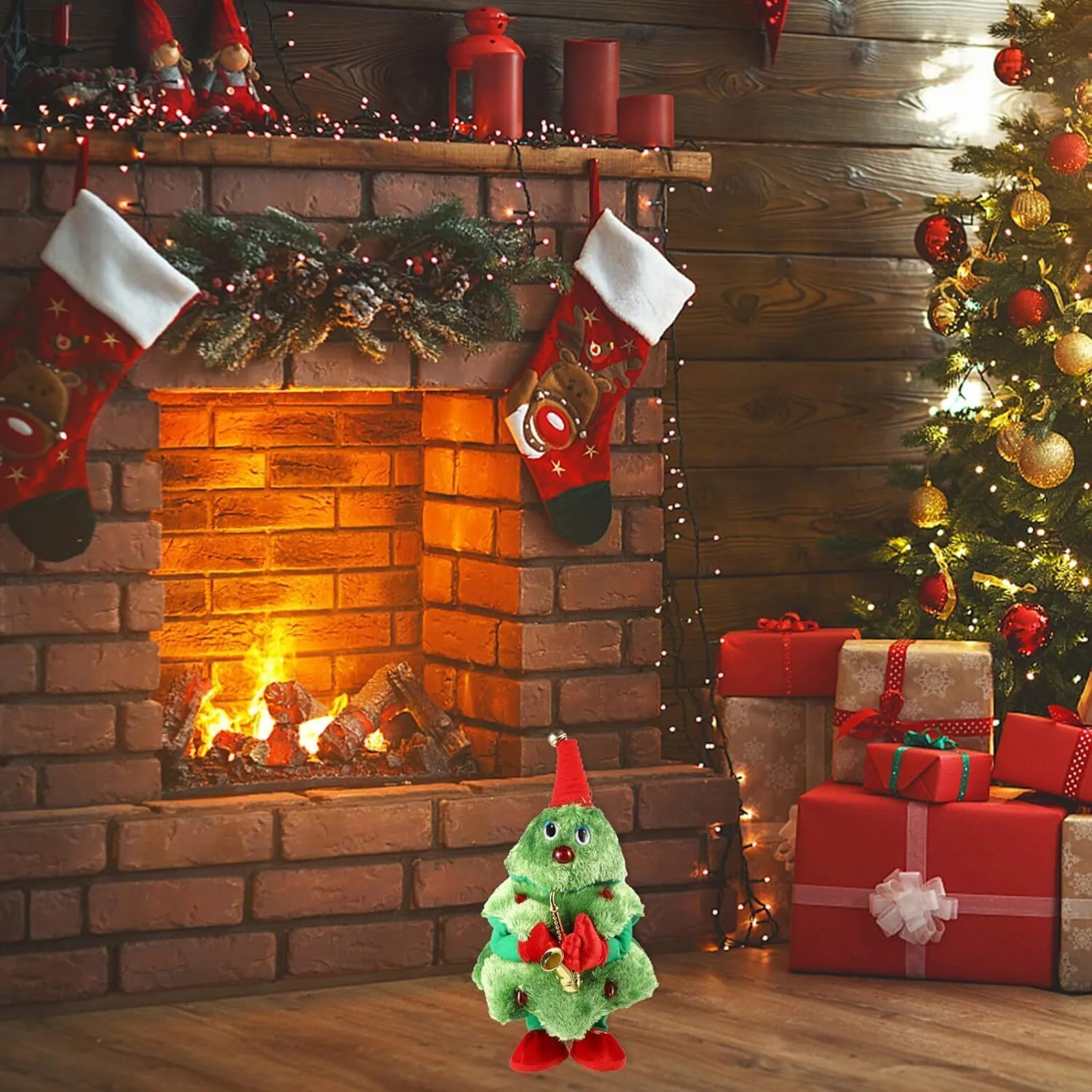 Weihnachtsszene: Kamin, Baum, Geschenke und ein baumförmiges Spielzeug. Feuer im Kamin, Strümpfe hängen.