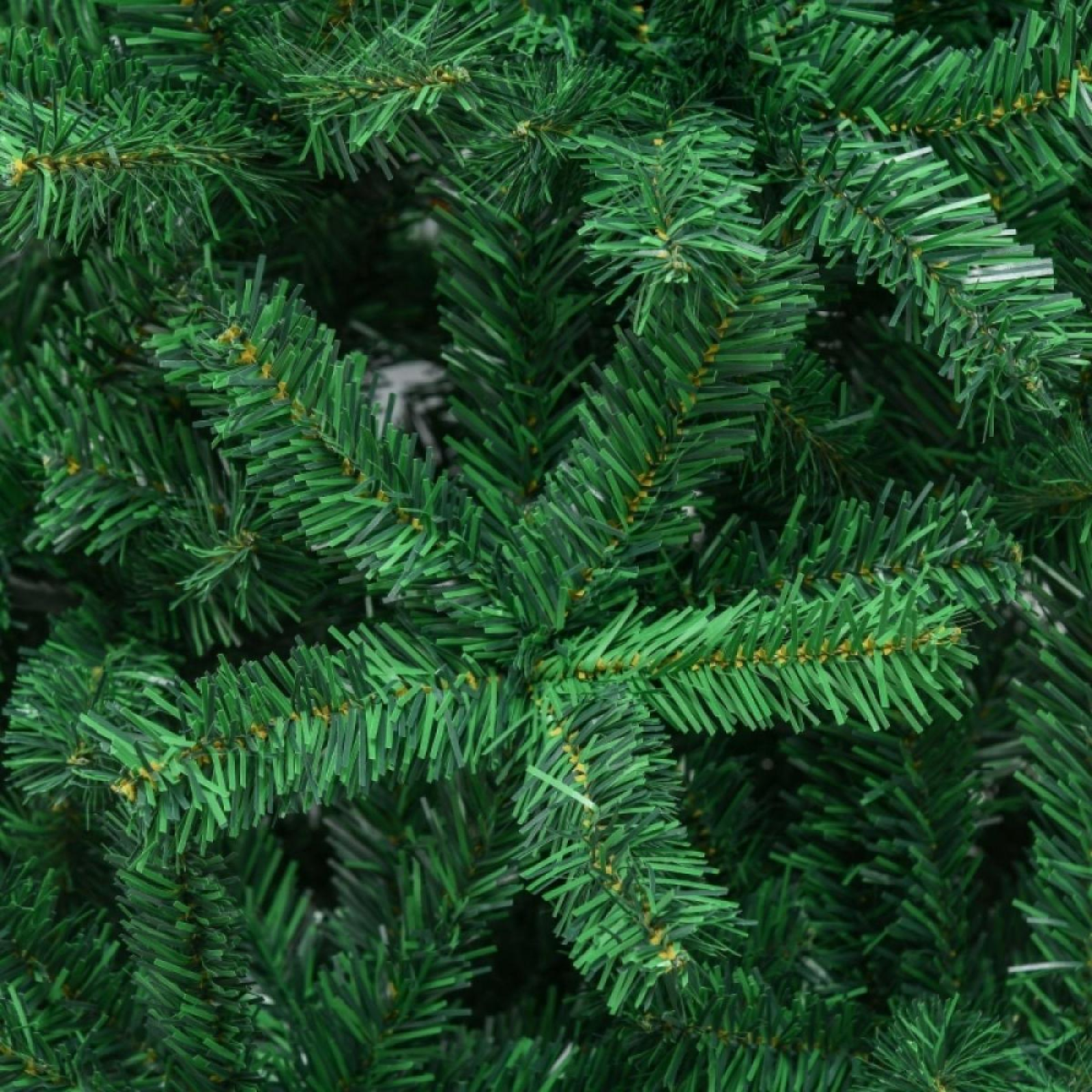 Nahaufnahme eines grünen künstlichen Weihnachtsbaums. Das Bild ist mit detaillierten Nadeln und Ästen gefüllt.