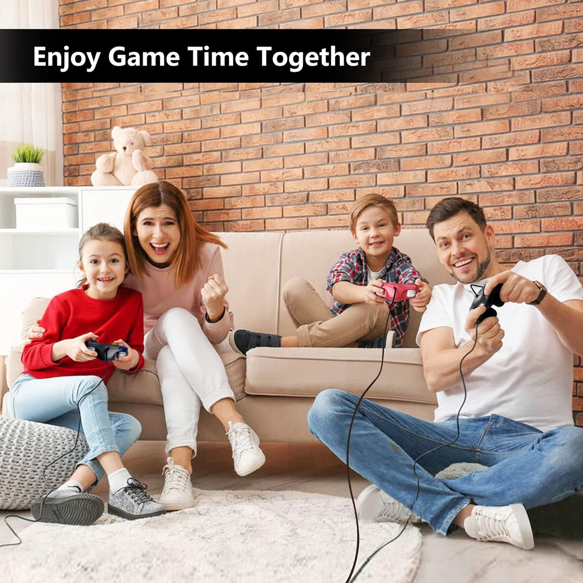 Eine Familie spielt gemeinsam Videospiele. Ein Mädchen, eine Frau, ein Junge und ein Mann sitzen und halten Controller. Im Hintergrund eine Backsteinmauer.