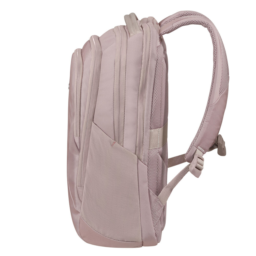 Seitenansicht eines mauvefarbenen Rucksacks mit mehreren Fächern, Reißverschlüssen und einem gepolsterten Schultergurt. Der Hintergrund ist weiß.