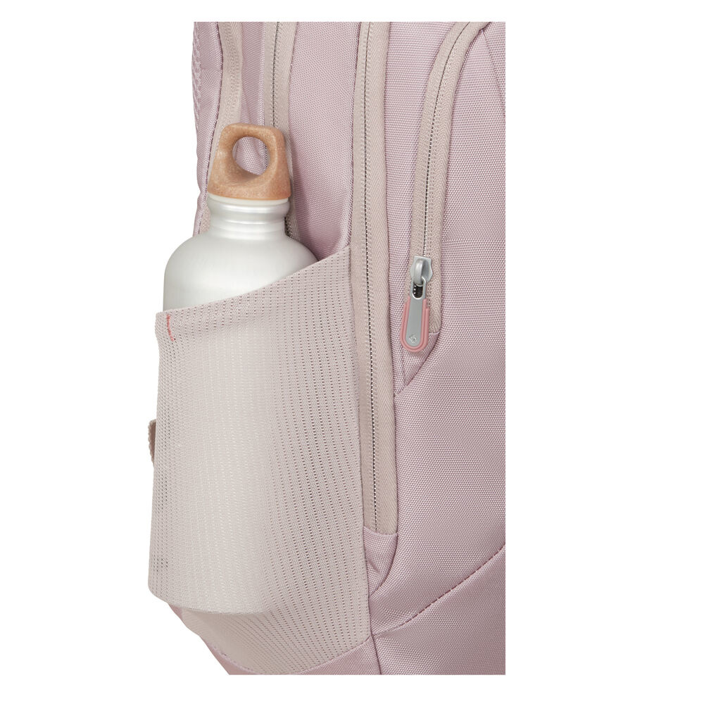 Nahaufnahme eines rosa Rucksacks mit einer Wasserflasche in einer Seitentasche. Rechts ist ein Reißverschluss. Die Flasche hat einen Holzgriff.