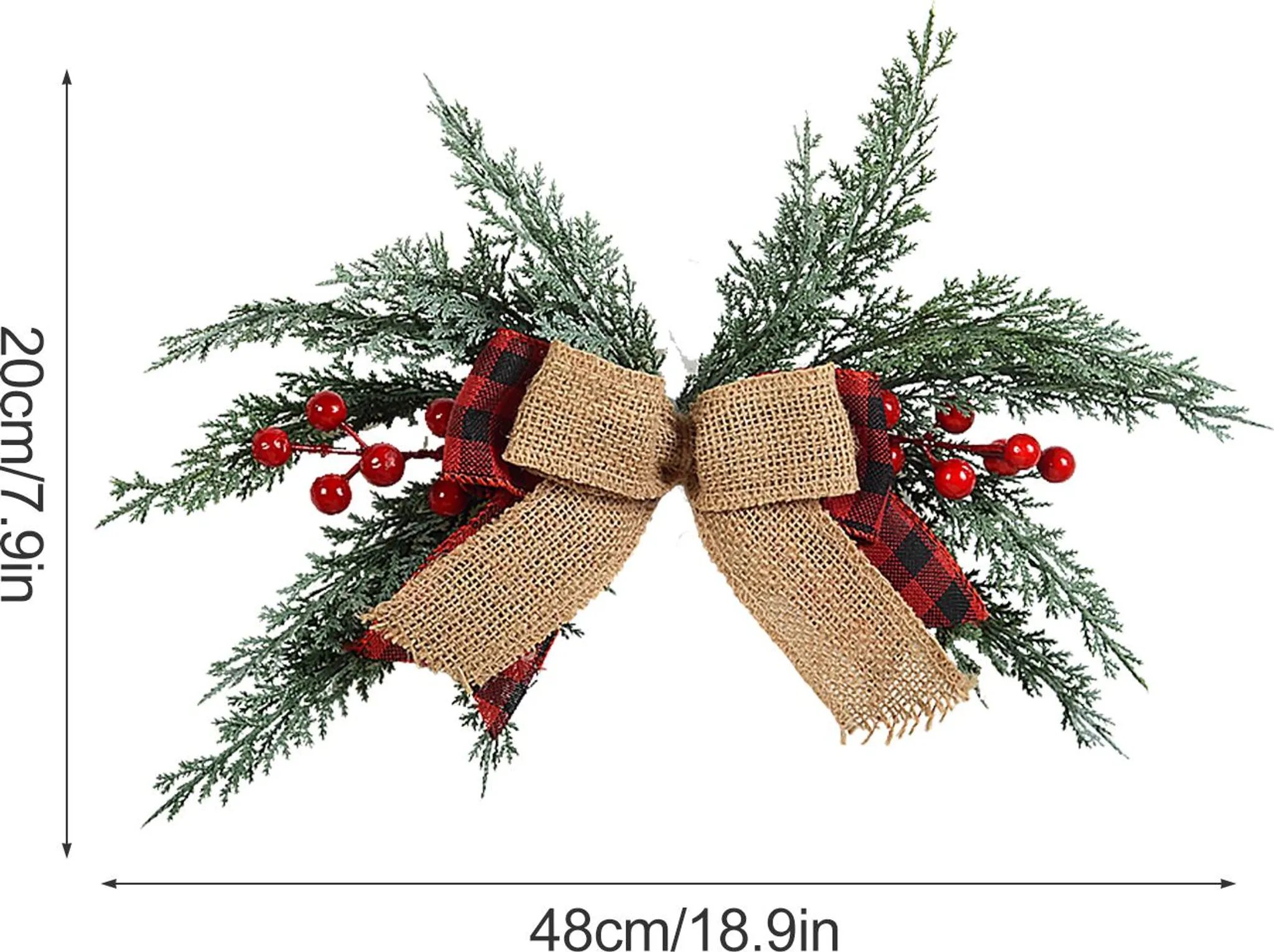 Weihnachtsdekoration mit grünen Zweigen, roten Beeren und einer Schleife aus Jute mit roten Karodruck-Akzenten.