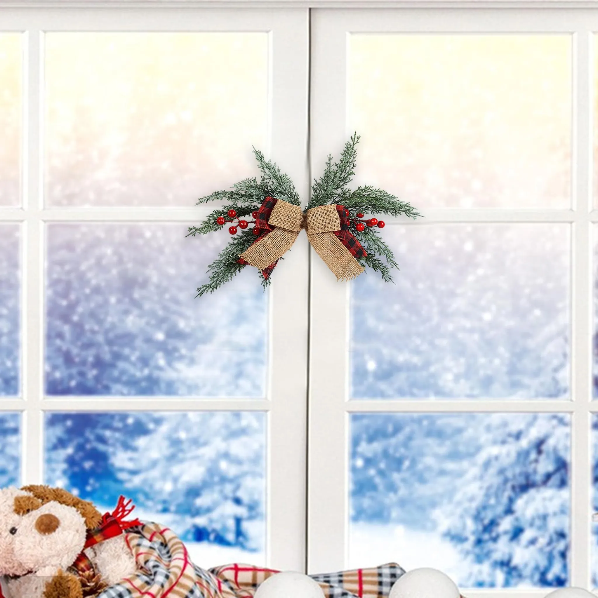 Ein Fenster mit Weihnachtsdekoration. Ein Spielzeughund liegt auf der Fensterbank. Verschneiter Hintergrund.