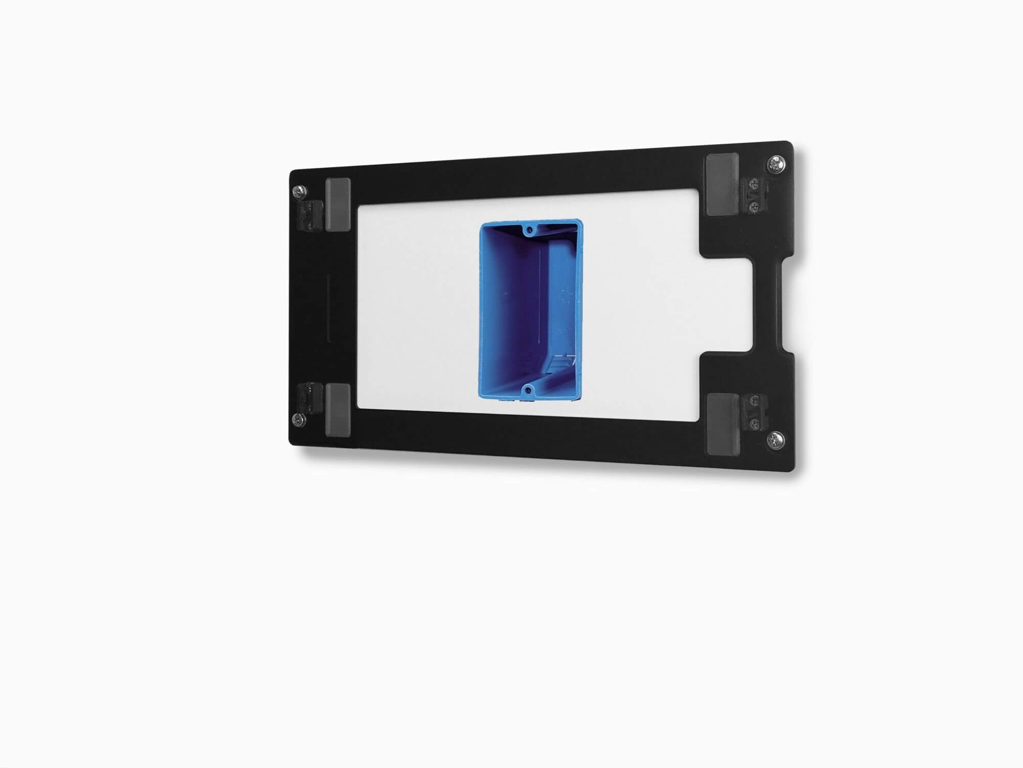 Ein schwarzer Rahmen mit weißer Mitte und blauer Elektrobox ist an einer weißen Wand befestigt. Schrauben und Pads sichern den Rahmen.