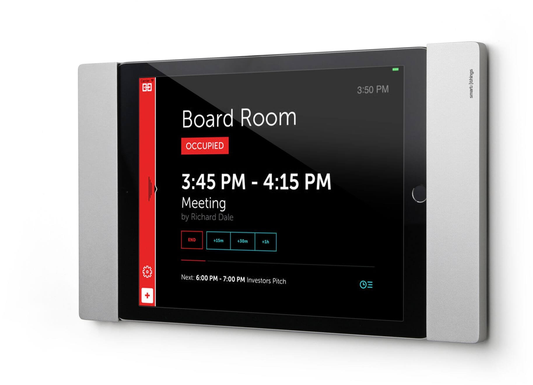 Ein Tablet zeigt einen Besprechungsraum-Zeitplan an, der zeigt, dass ein Meeting belegt ist. Das Tablet ist an einer weißen Wand montiert.