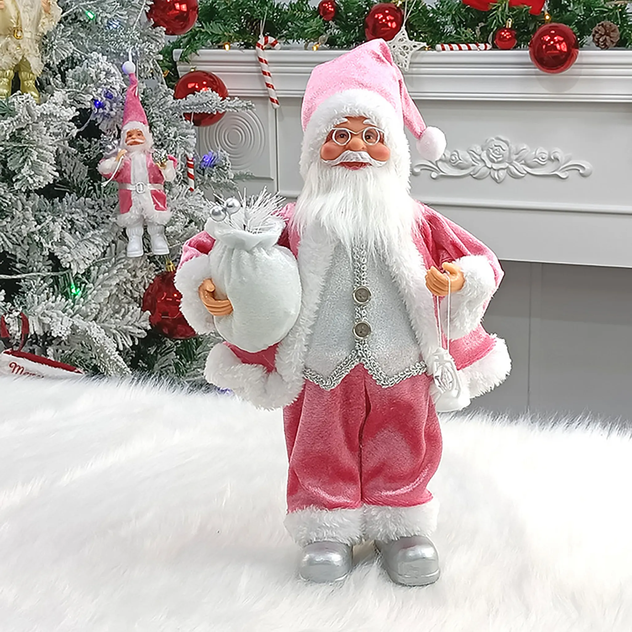 Weihnachtsmann-Figur, rosa Anzug, weißer Bart, hält eine Tasche, steht auf weißem Fell, Weihnachtsbaum im Hintergrund.