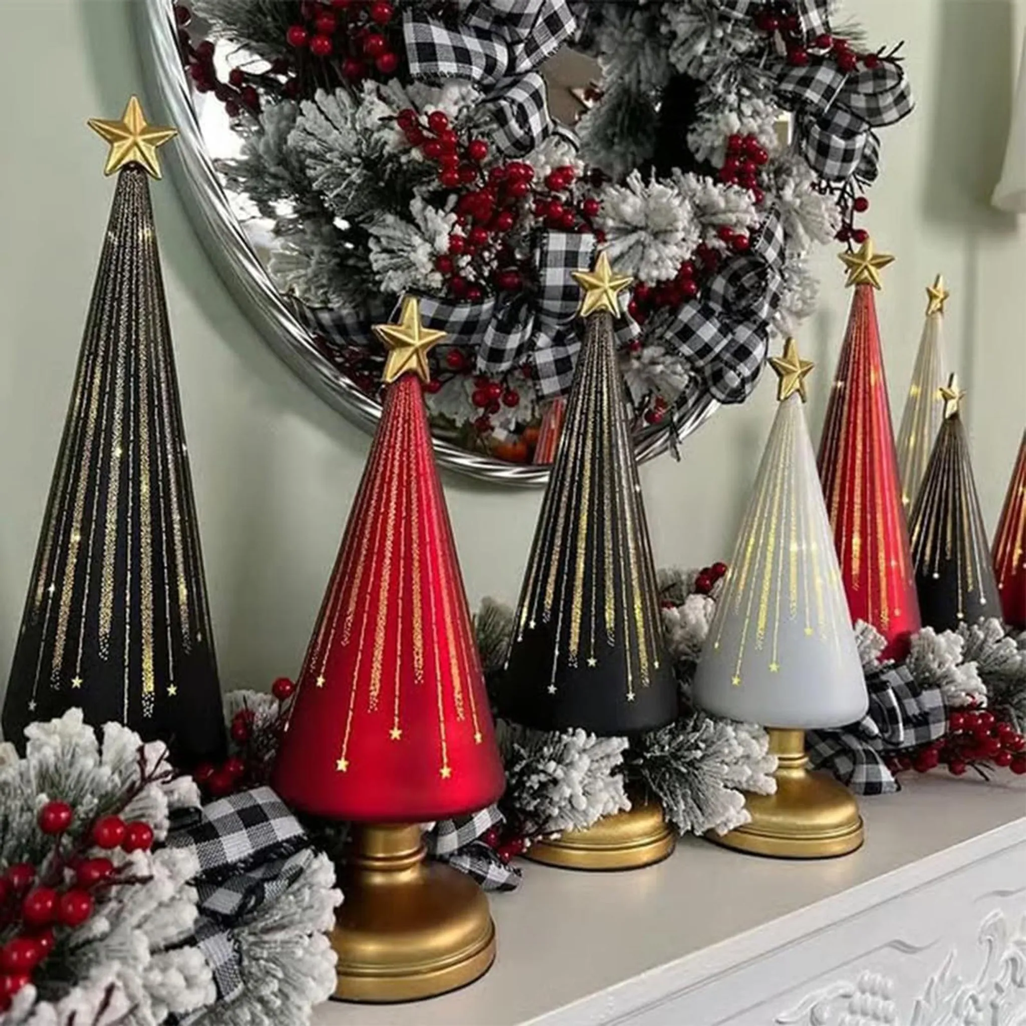 Festliche Szene mit dekorativen Weihnachtsbäumen in verschiedenen Farben, jeder mit einem Stern und einer goldenen Basis, vor einem Kranz.