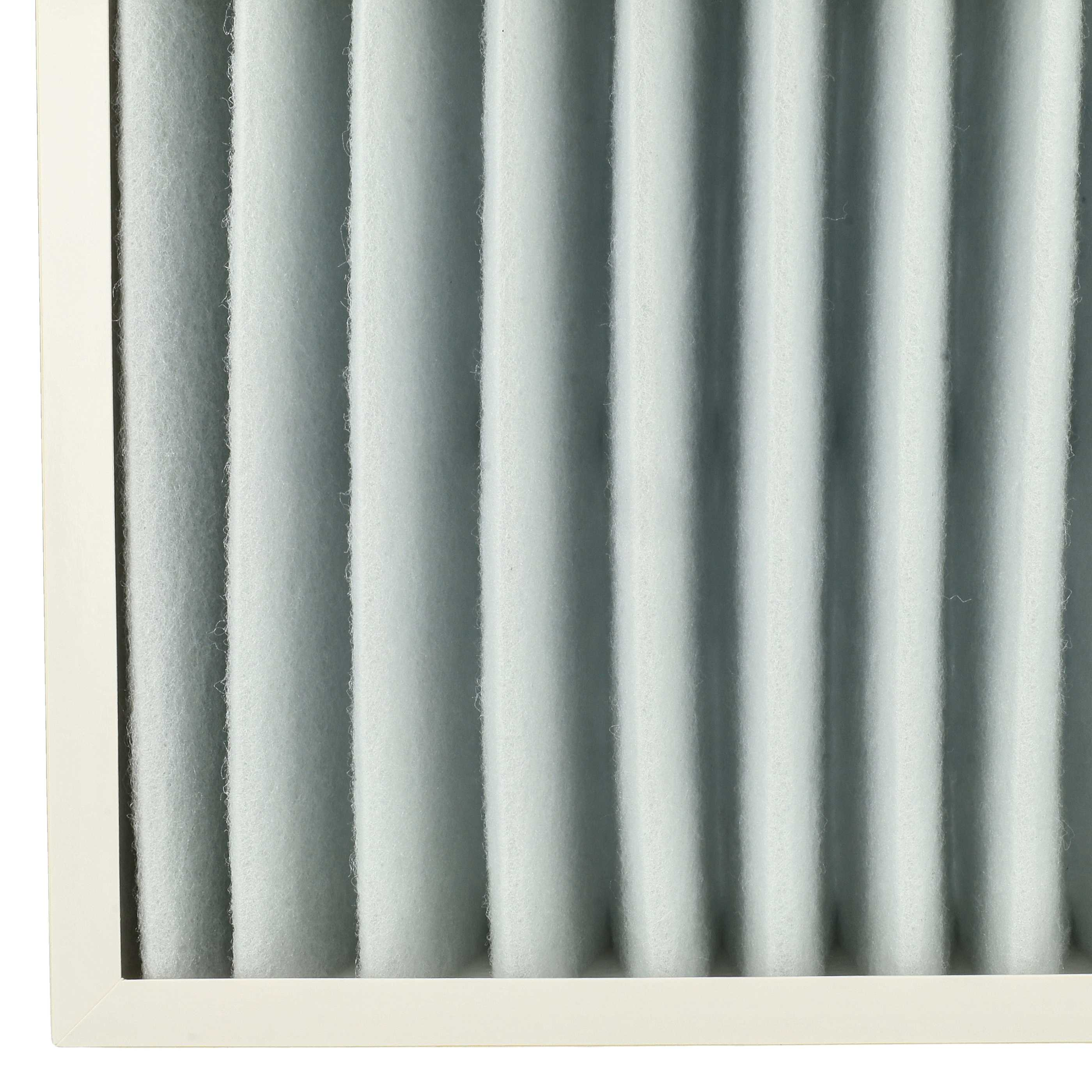 Nahaufnahme eines Luftfilters. Er hat vertikales, plissiertes Filtermaterial, umgeben von einem weißen Rahmen.