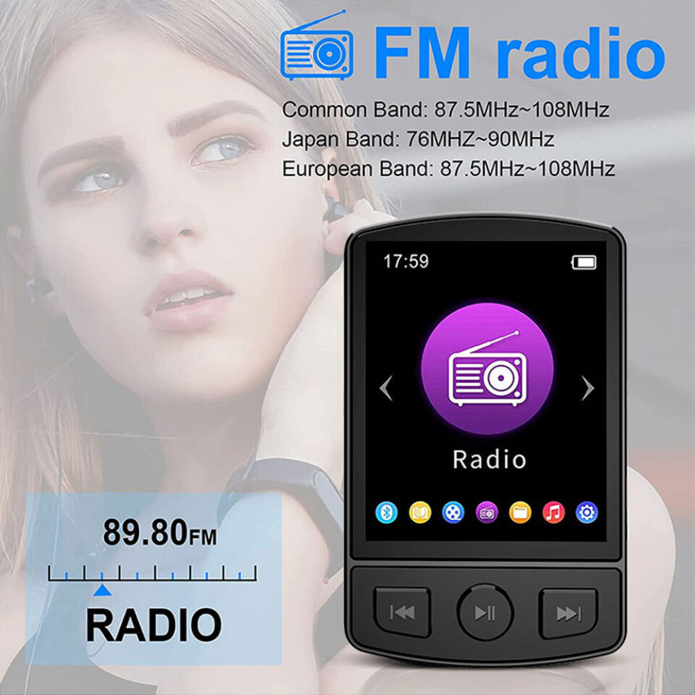 Frau hält ein schwarzes UKW-Radio. Der Bildschirm zeigt ein Radiosymbol, die Uhrzeit und die Frequenz. Text enthält Radioband-Details.
