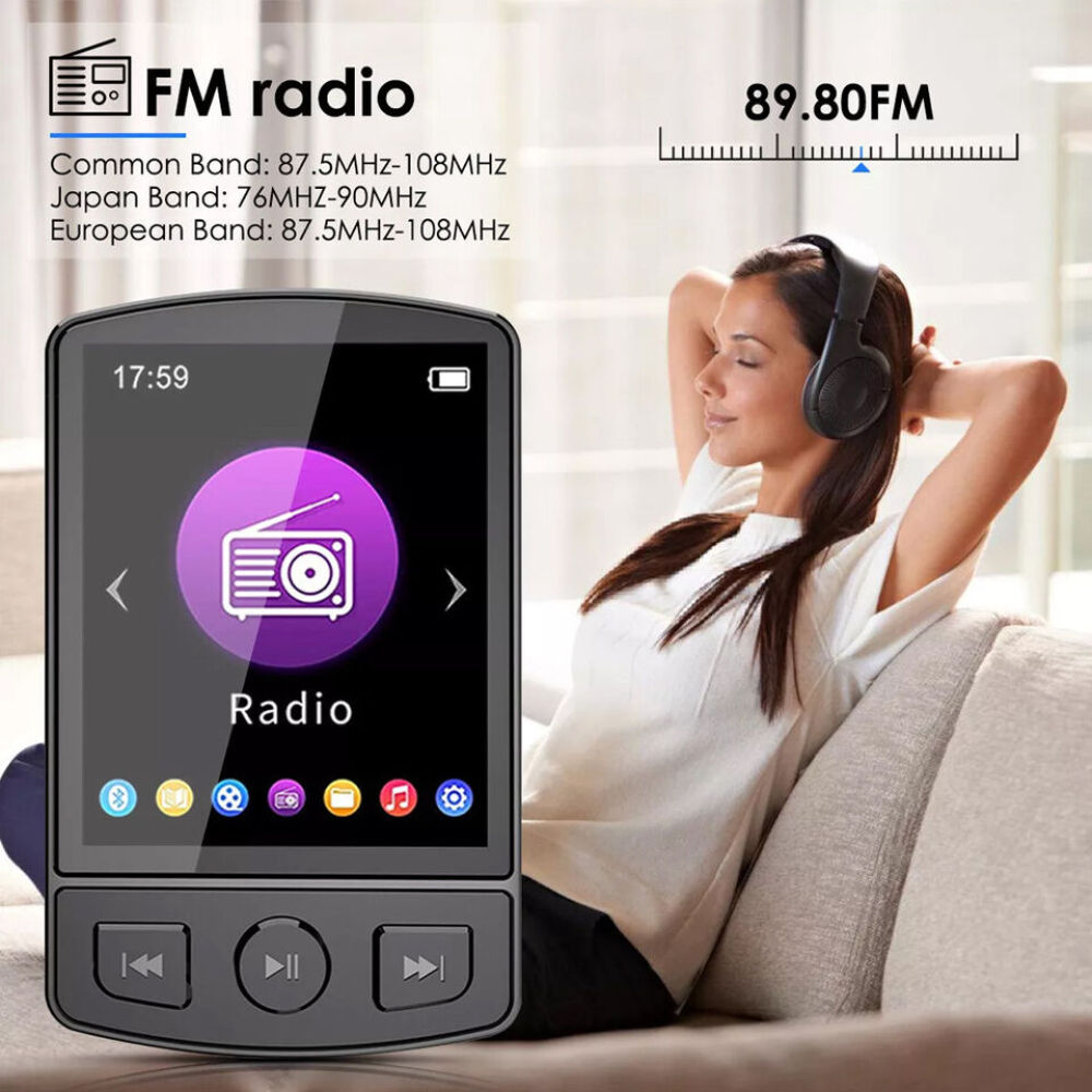 Eine Frau hört Musik mit Kopfhörern, sitzt auf einer Couch. Ein Radio mit Bildschirm ist im Vordergrund und zeigt die Radioschnittstelle.
