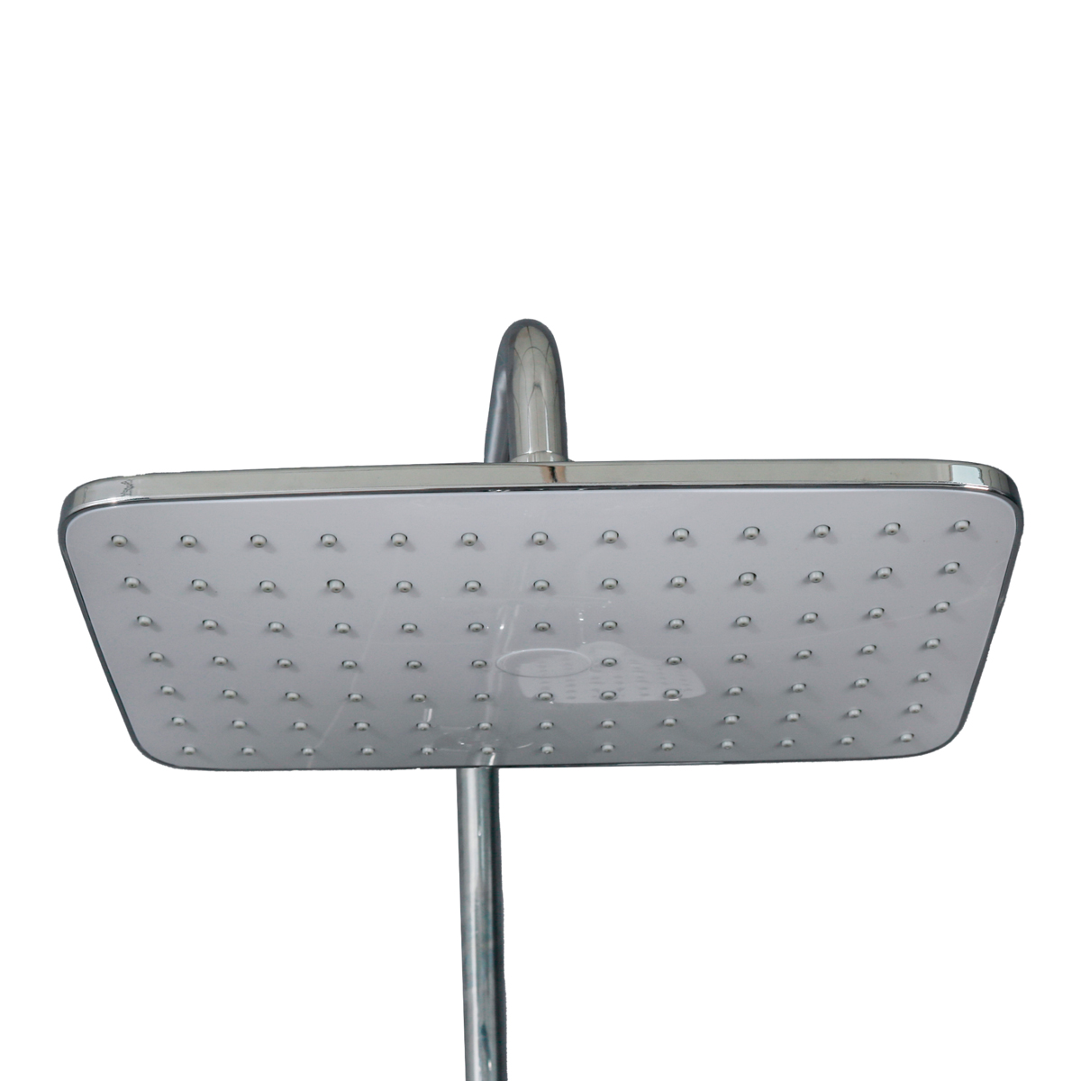 Ein quadratischer Chrom-Duschkopf mit vielen kleinen Wasserdüsen. Er hat einen gebogenen Arm und ein vertikales Rohr. Der Hintergrund ist weiß.
