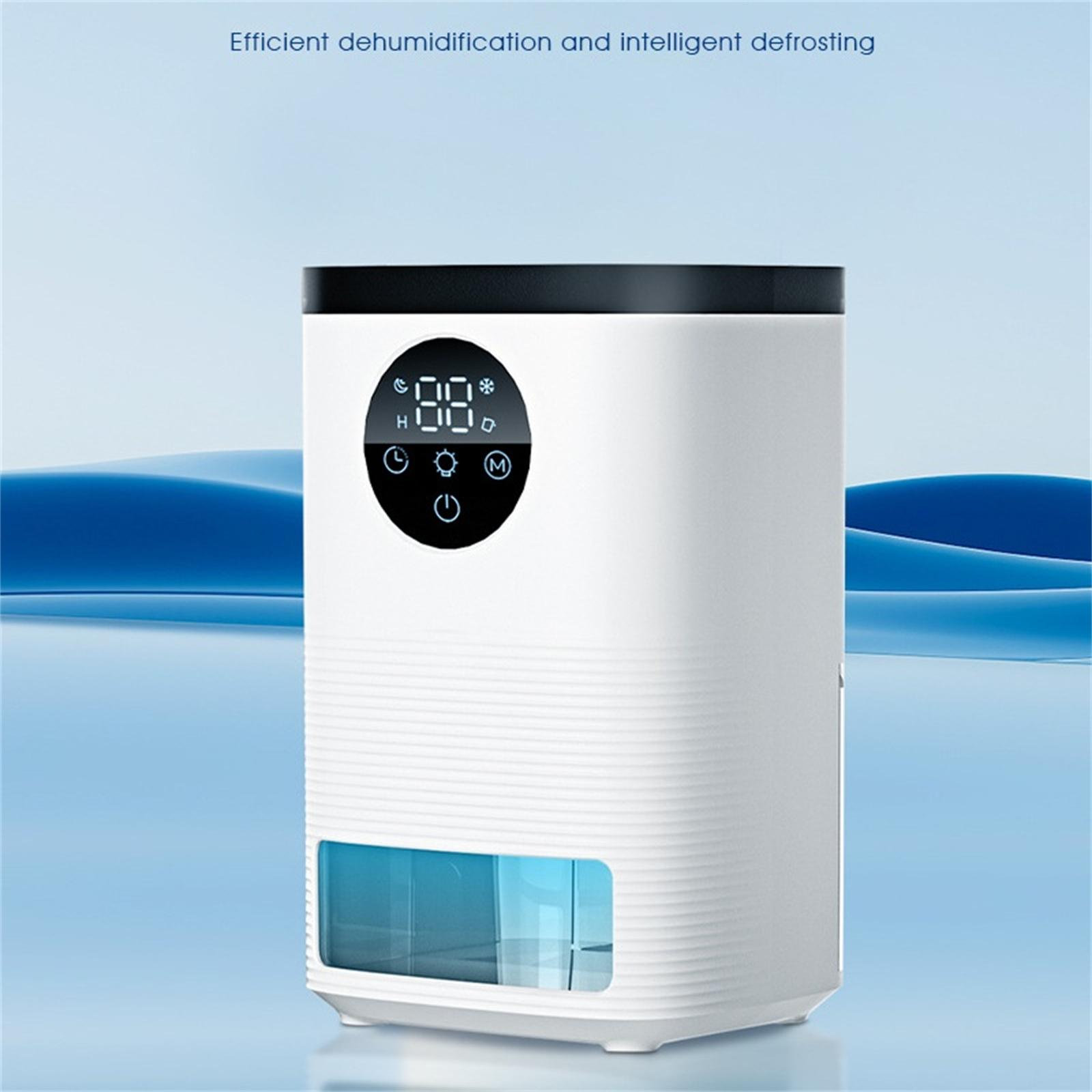Weißer Luftentfeuchter mit Digitalanzeige, blauem Wassertank und schwarzem Deckel. Hintergrund hellblau mit Wellen.