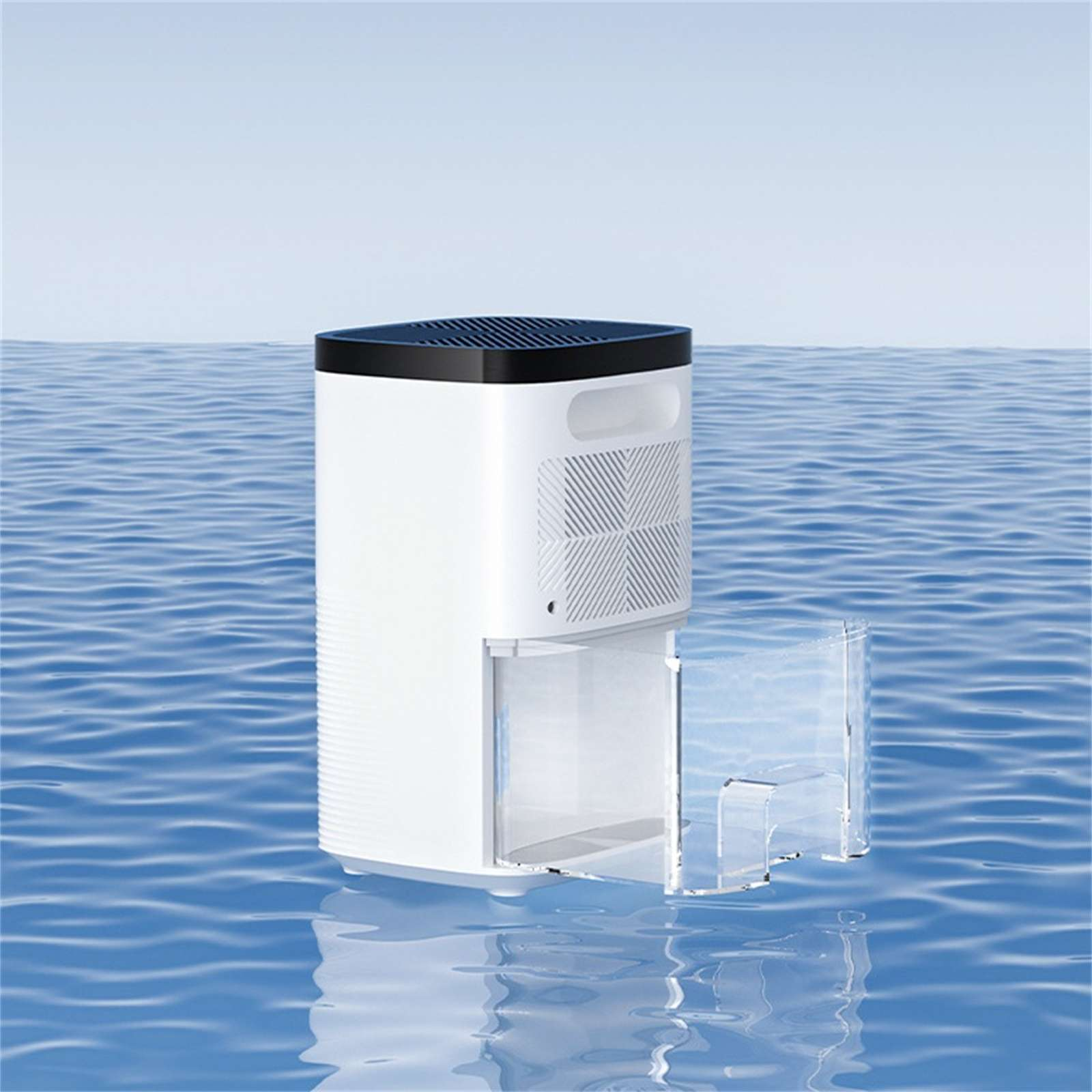Ein weißer Luftentfeuchter mit schwarzer Oberseite und transparentem Wassertank, vor Wasserhintergrund.