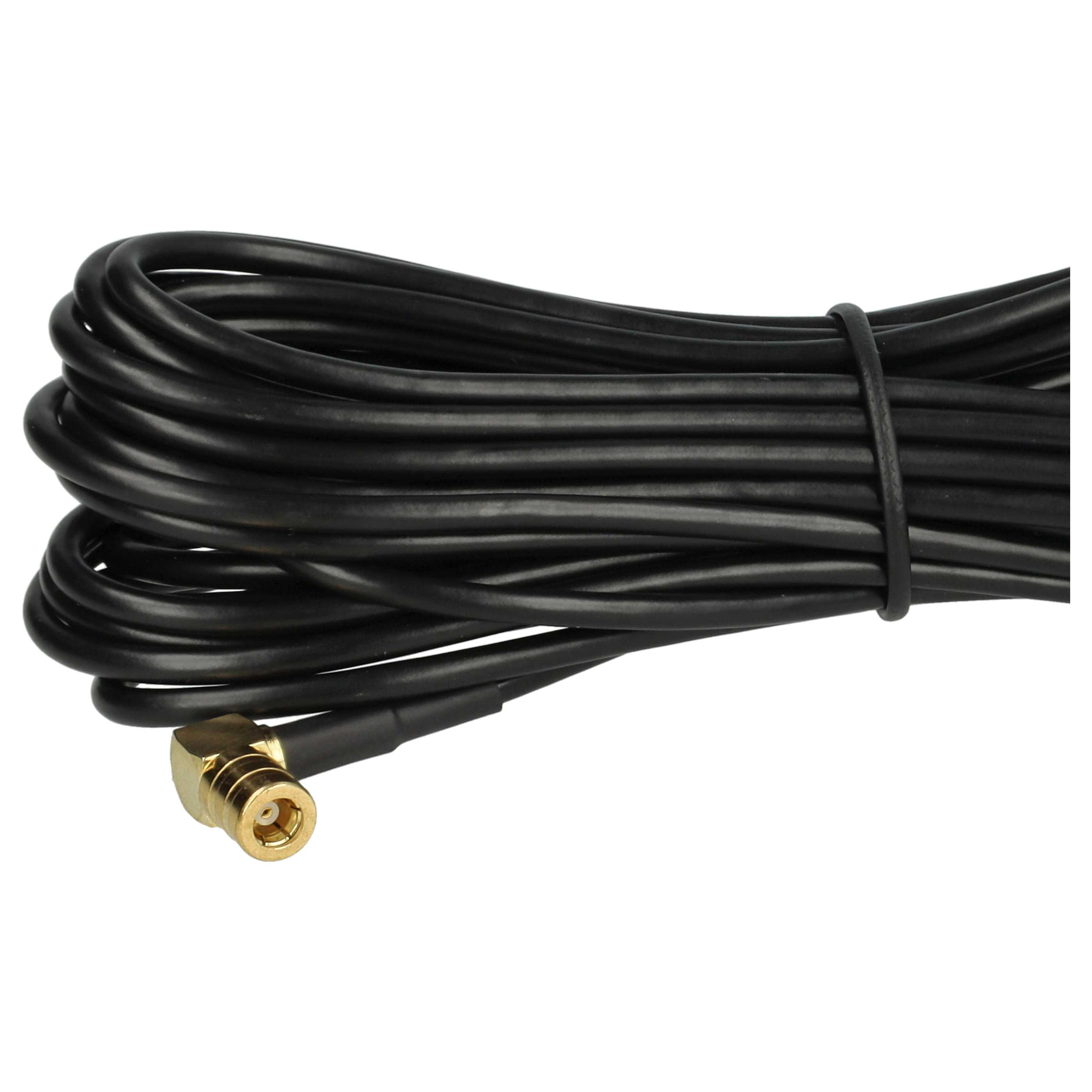 Ein gewendeltes schwarzes Kabel mit einem goldfarbenen Stecker an einem Ende, gesichert durch einen schwarzen Binder, auf weißem Hintergrund.