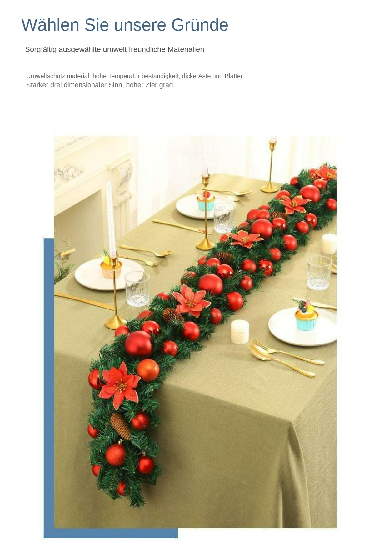 Eine Tischdekoration mit grünem Läufer, verziert mit roten Ornamenten, Blumen und Kerzen. Teller, Besteck und Gläser sind vorhanden.
